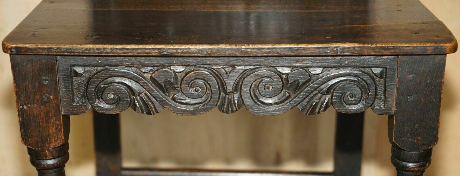 photo vinterior Antique Pair Of 17th Century Jacobean English Oak Chairs From The Film Hellboy