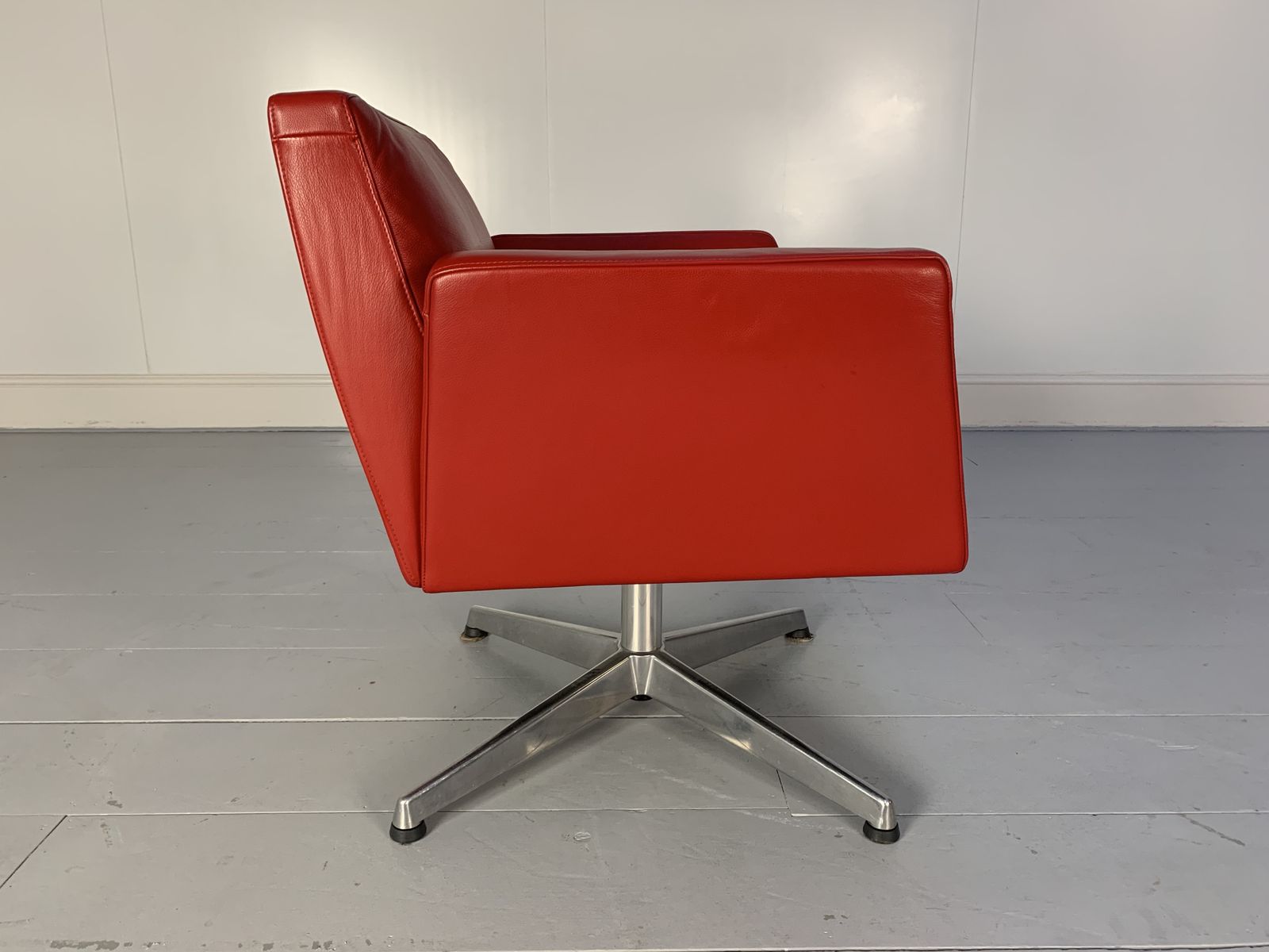 1 Poltrona Frau “Chancellor” Swivel Armchair – In Red “Pelle Frau Sc” Leather photo for sale