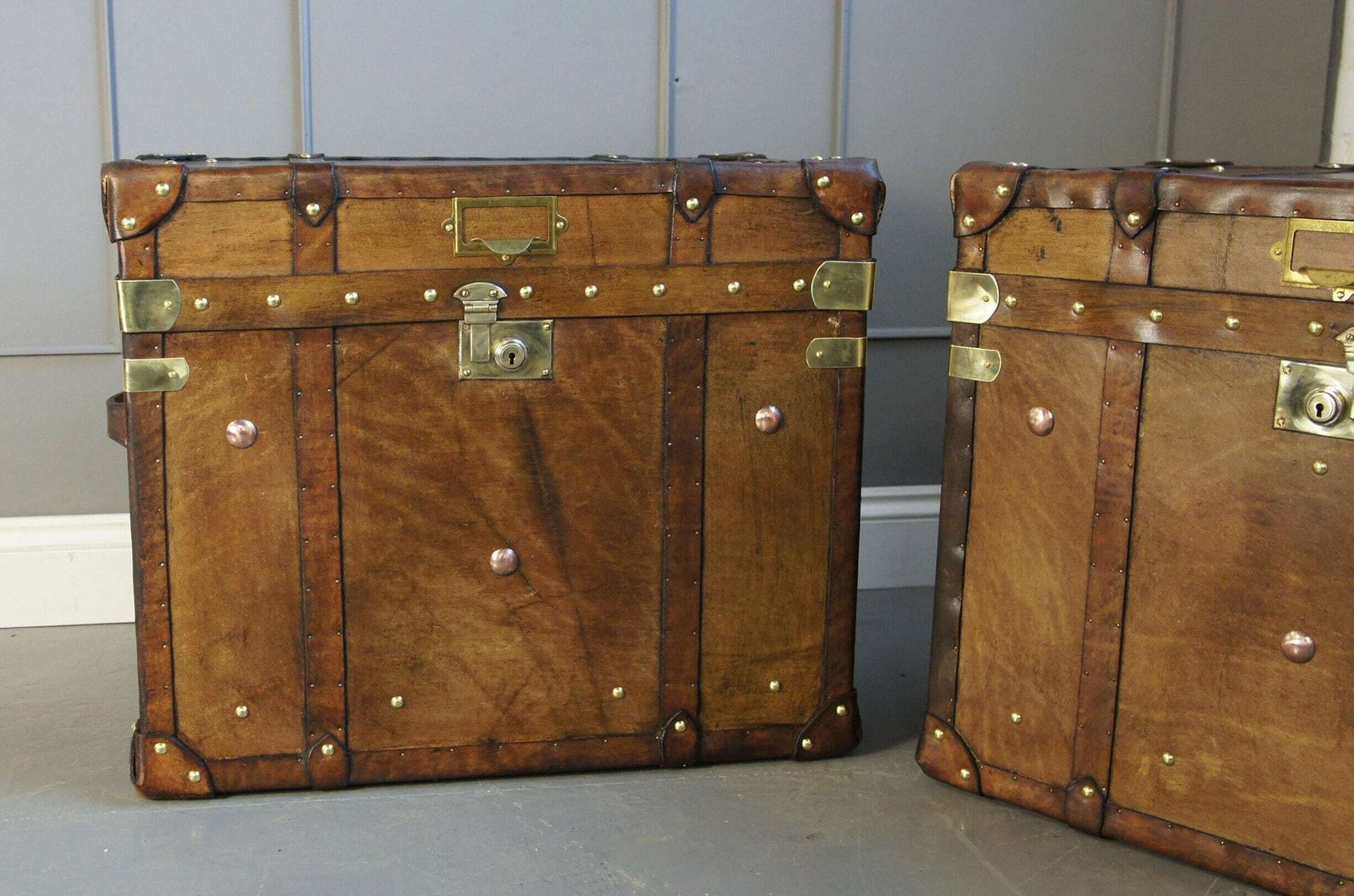 English Leather Occasional Side Table Trunks Lamp Stands Occasional Furniture Home Decor photo Furniture