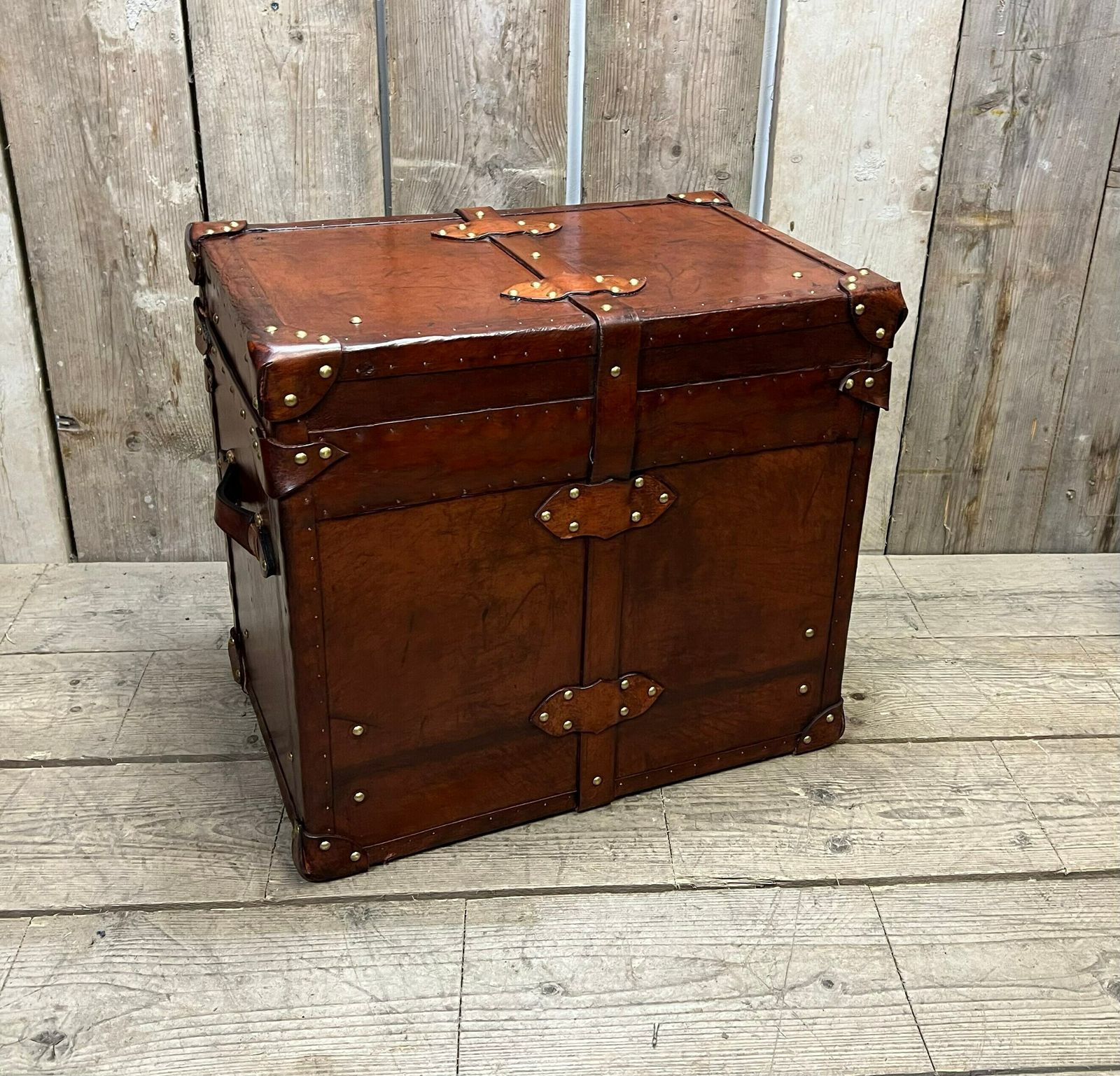 Antique Leather Luxury Campaign Style End Table Trunk Drawing Room Home Decor Furnishings photo 1030.0