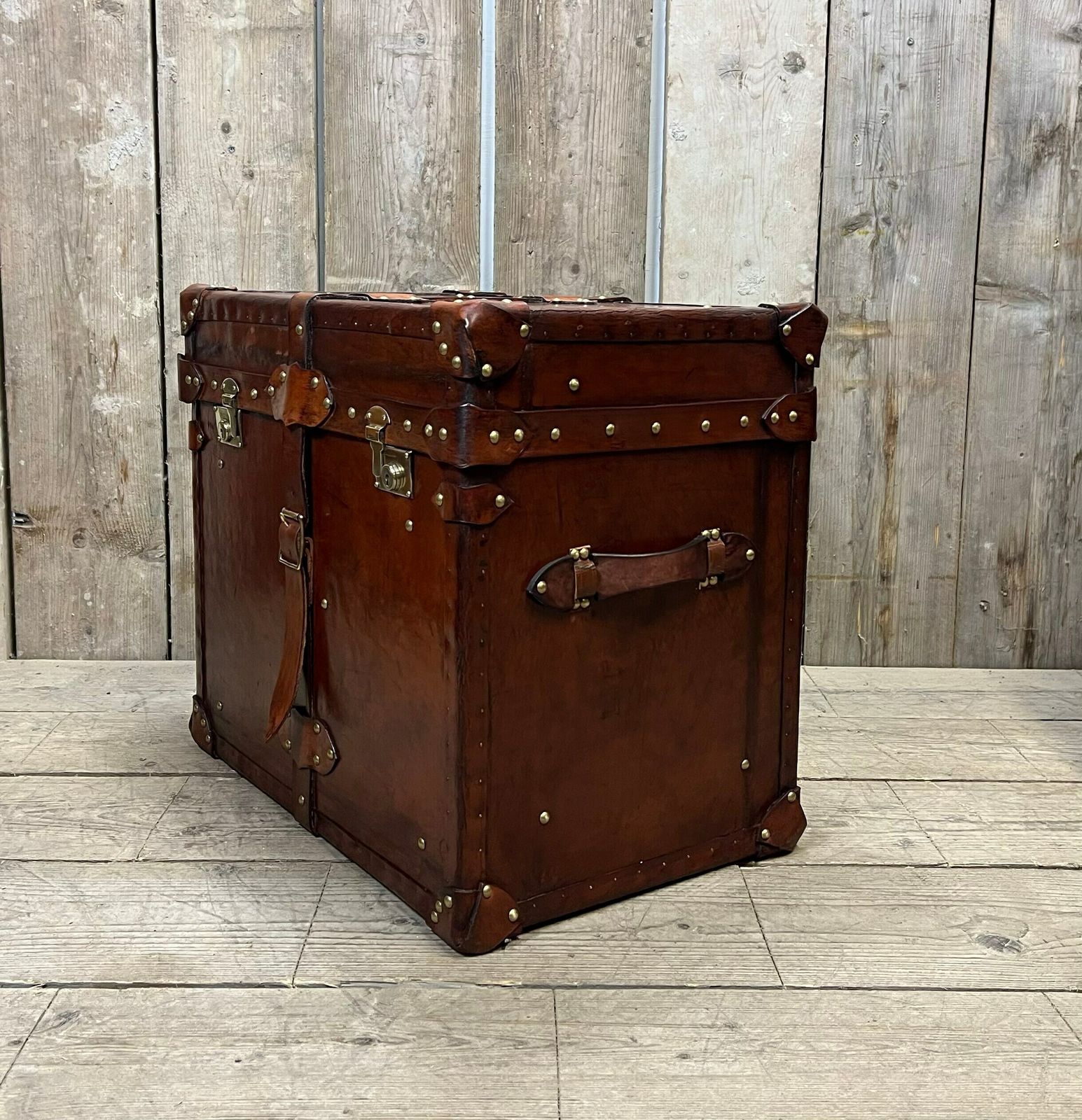 Antique Leather Luxury Campaign Style End Table Trunk Drawing Room Home Decor Furnishings photo vintage
