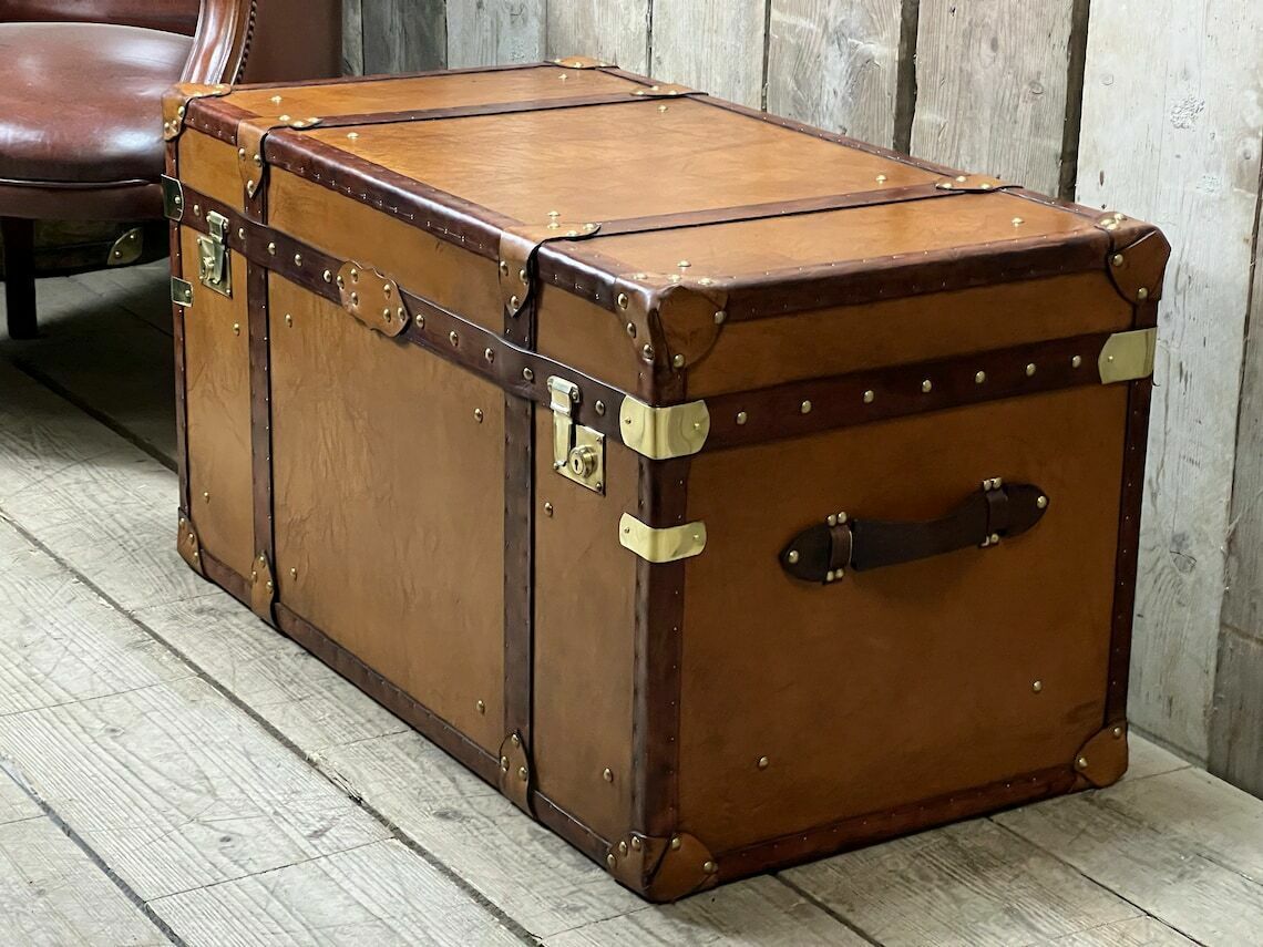 photo furniture Luxury English Handmade Tan Leather Dark Trimmed Coffee Table Bed End Trunk Chest Home Living Interiors