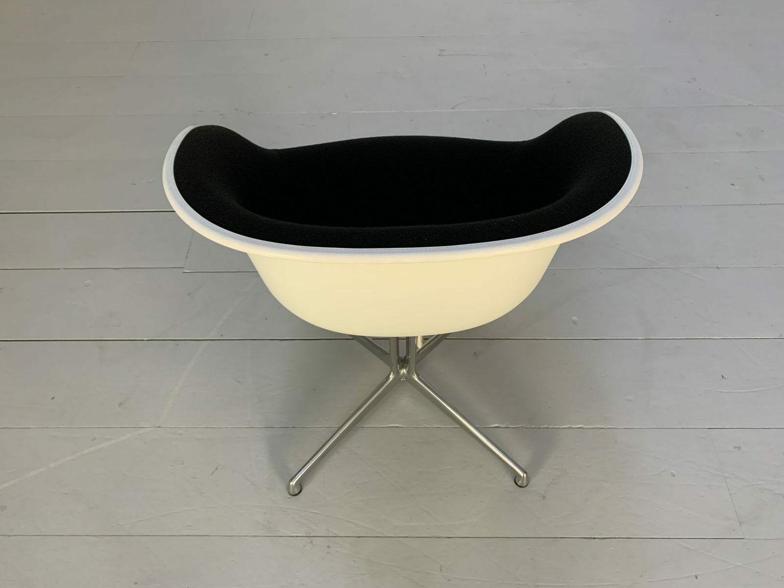 photo furniture Vitra “La Fonda” Eames Chair & Marble Table – In Black Hopsack