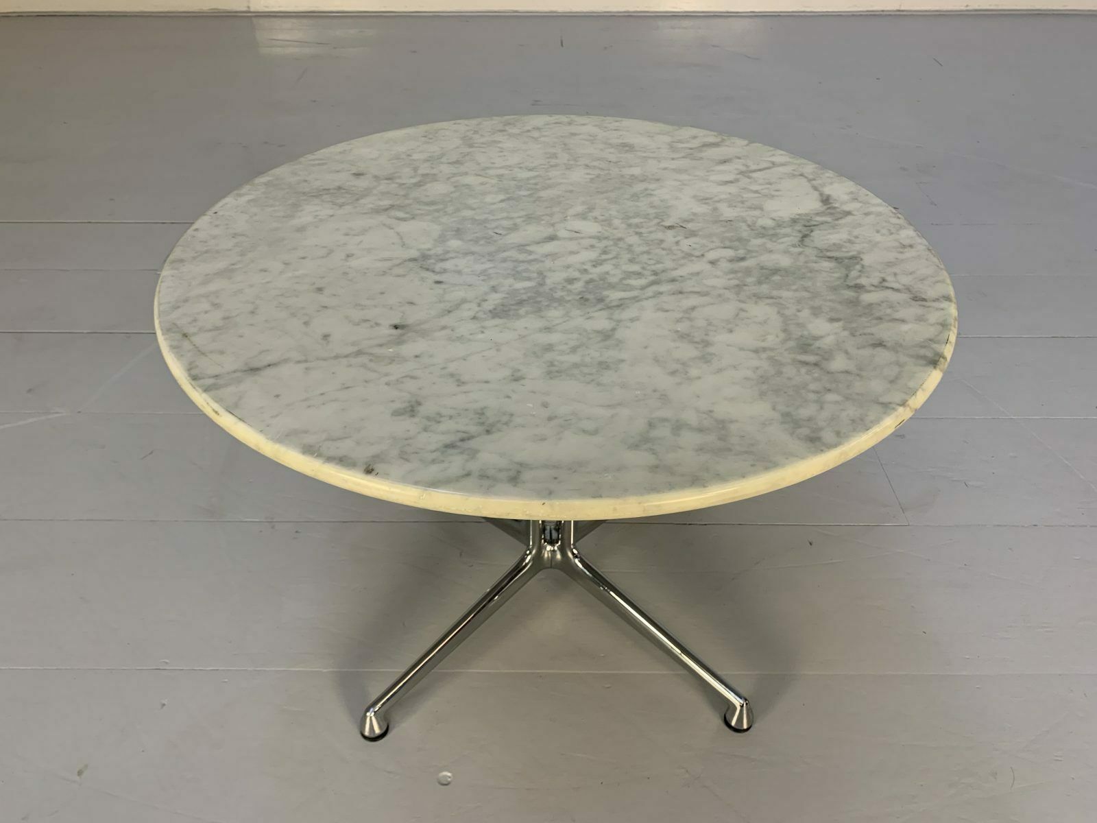 photo vinterior Vitra “La Fonda” Eames Chair & Marble Table – In Black Hopsack