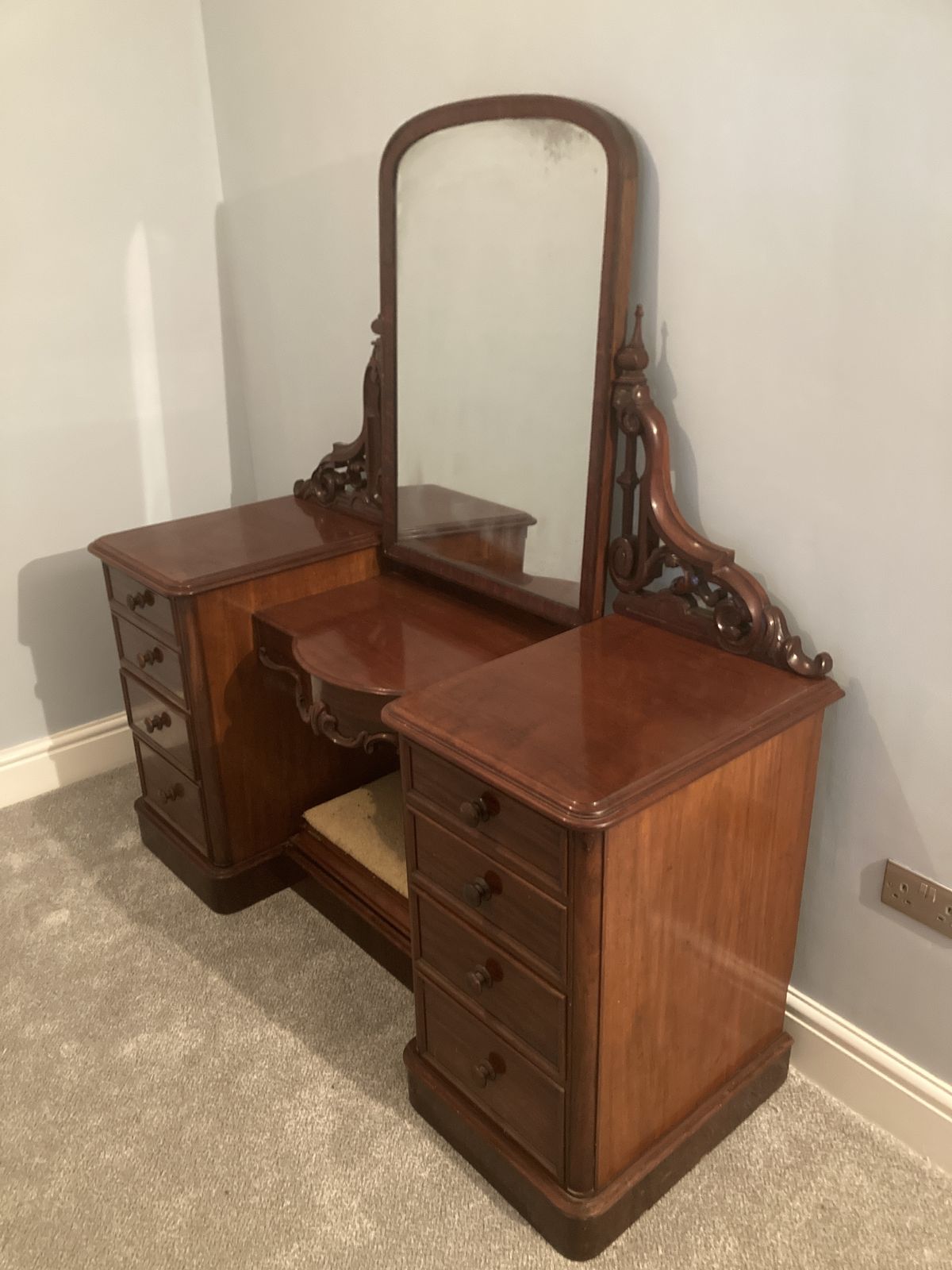 photo vinterior Large Victorian Mahogany Duchess Dressing Table