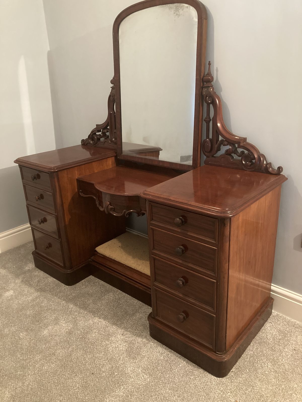 photo vintage Large Victorian Mahogany Duchess Dressing Table