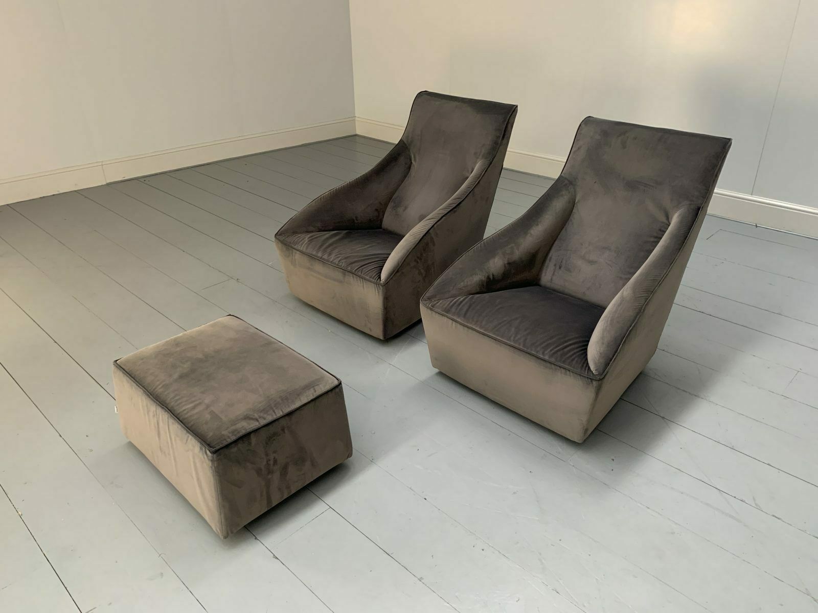 Pair Of Molteni & C “Doda” Armchairs & Ottoman – In Dark Grey Alcantara photo furniture