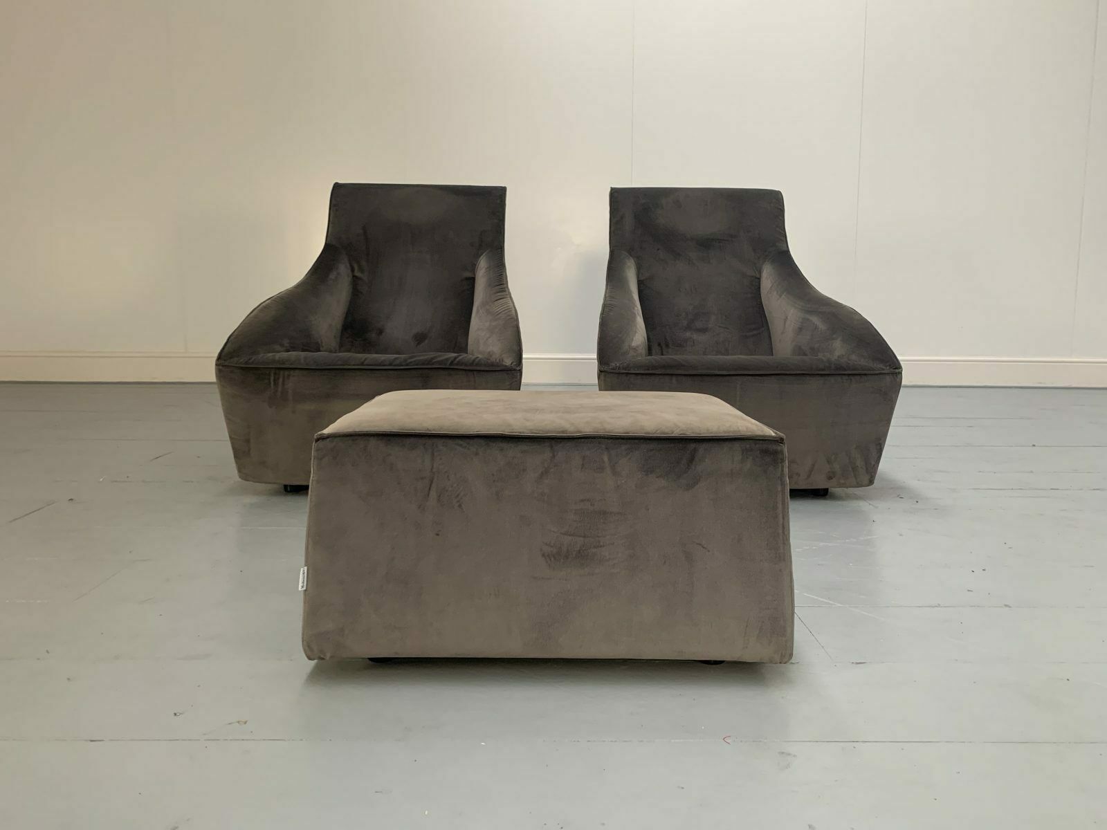 Pair Of Molteni & C “Doda” Armchairs & Ottoman – In Dark Grey Alcantara photo for sale