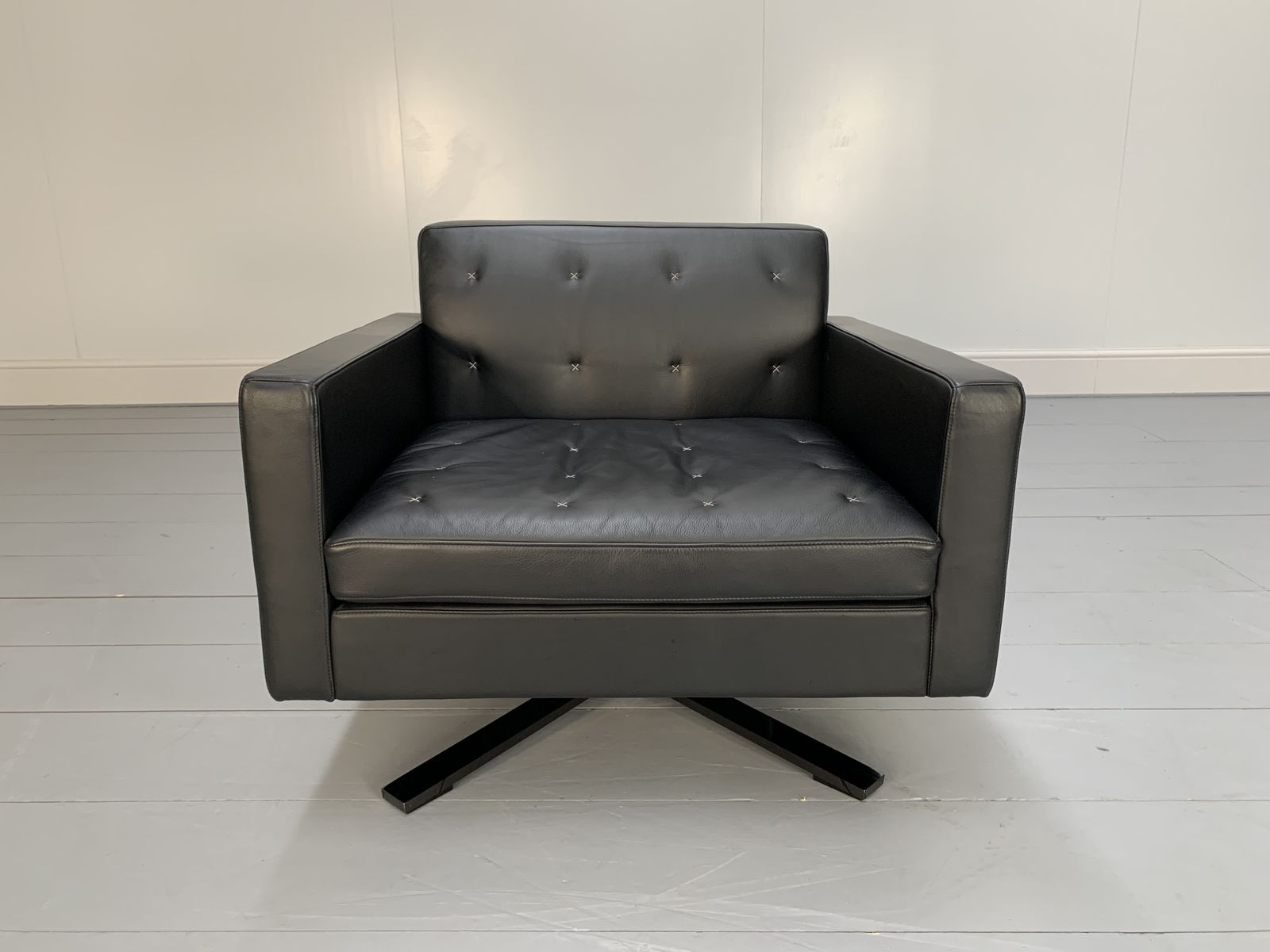 Suite Of 4 Poltrona Frau “Kennedee” Armchairs In Black “Pelle Frau Sc” Leather photo Furniture