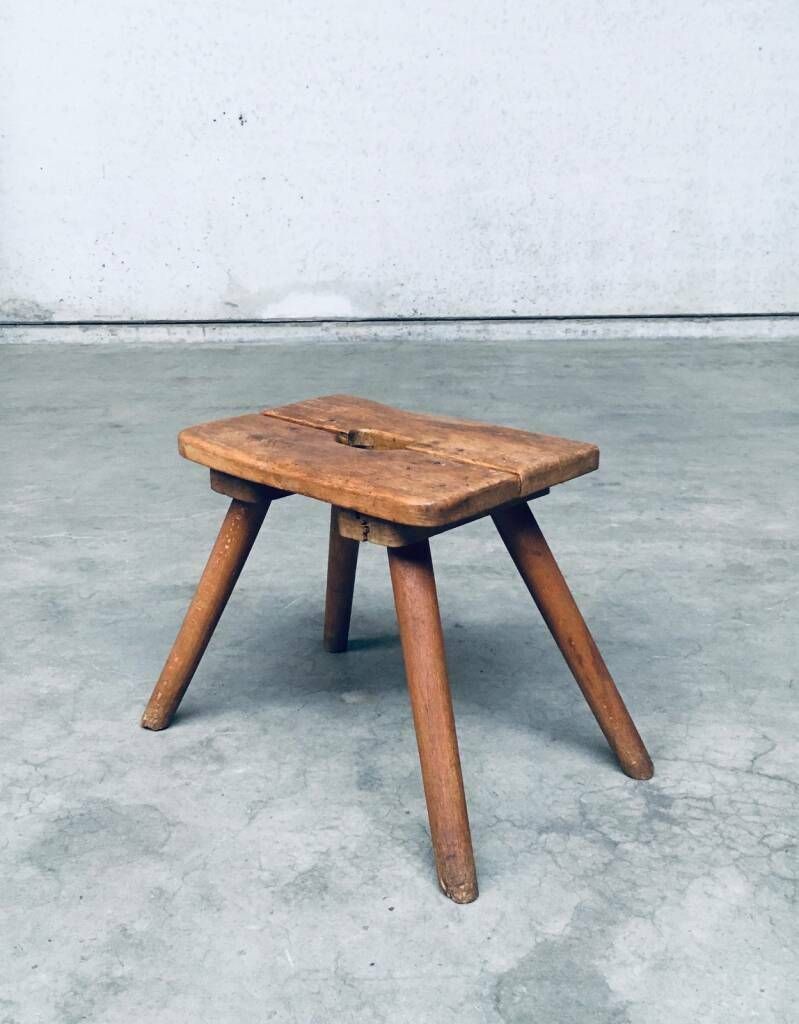 photo furniture Ambachtelijk Handgemaakt Volkskunst Melkkrukje, Eind 19e Eeuw