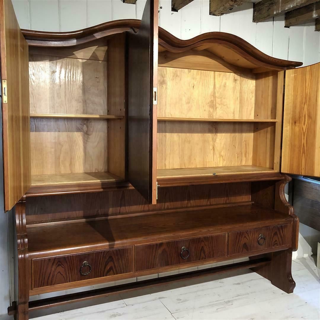 photo vintage Unusual Mid Century Pitch Pine European Dresser In Folk Style