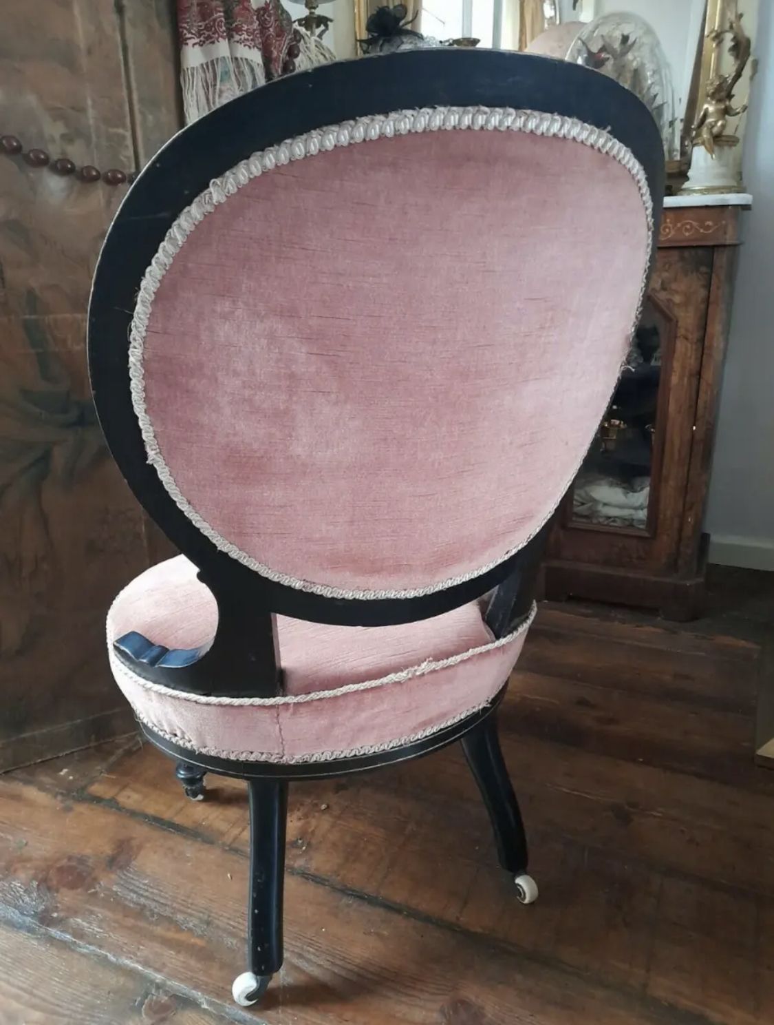 photo furniture Victorian Pink Velvet Boudoir Dressing Table Balloon Chair Japanned