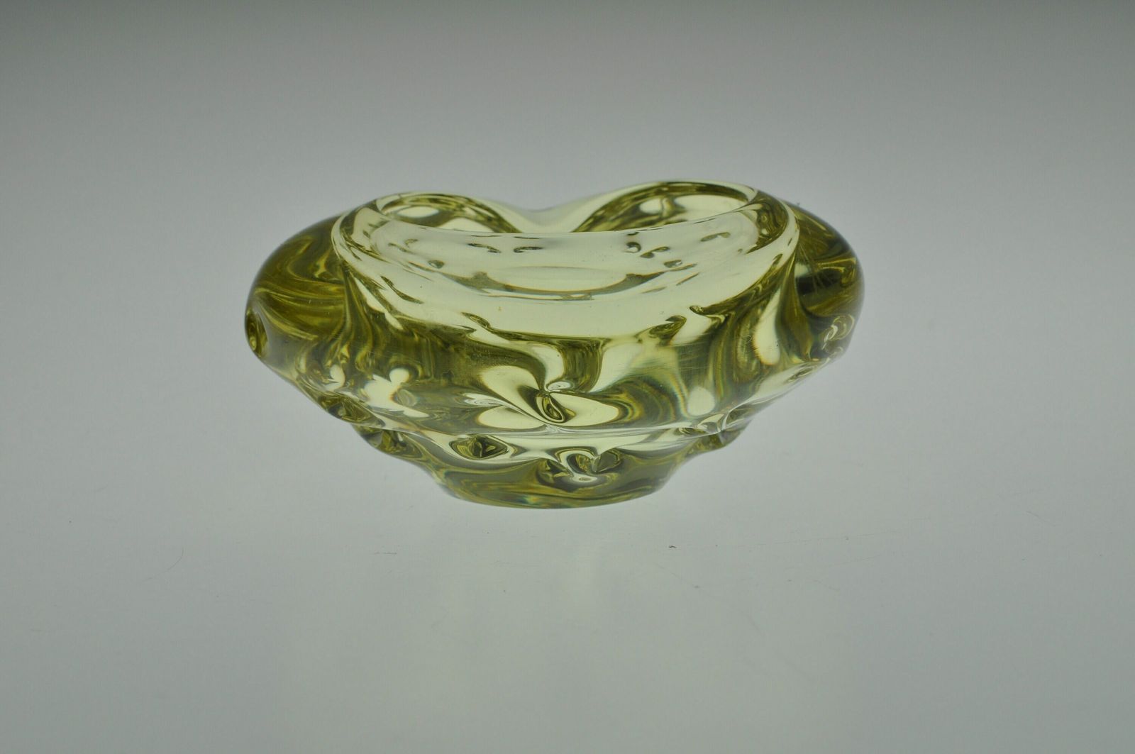 Miroslav Klinger Zbs Gele Glazen Asbak, Glazen Asbak, Mid Century Glas, Vintage Asbak, Boheems Glas, Tsjechisch Glas, Art Glass photo furniture