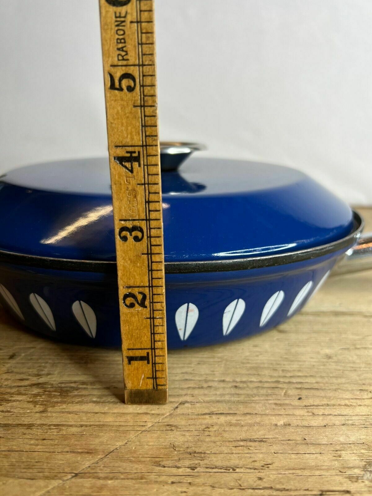 photo furniture Vintage Catherine Holm Cast Iron Blue Enamel Saucepan And Lid Lotus Leaf