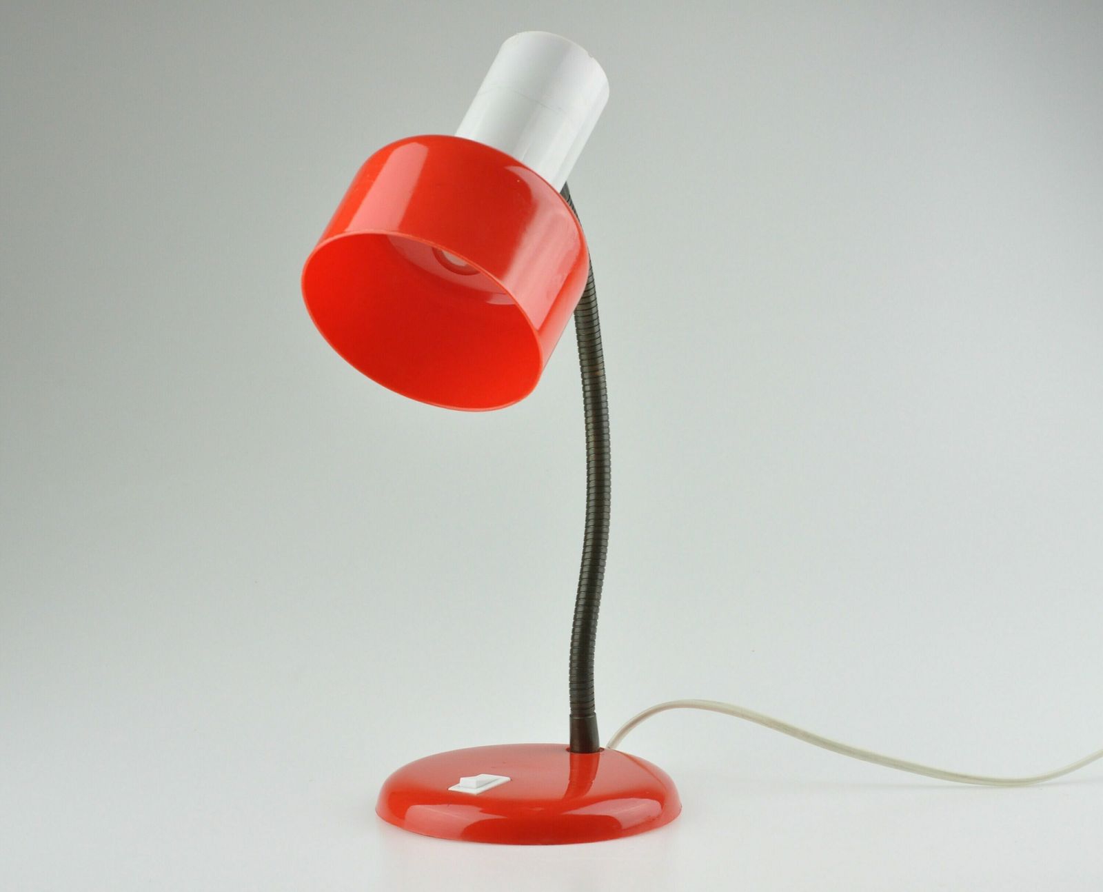 Mid Century Bureaulamp, Metalen Lamp, Metalen Bureaulamp, Tafellamp, Bureaulamp, Nachtkastlamp, Mid Century Lamp, Rode Lamp, Tafellamp photo for sale