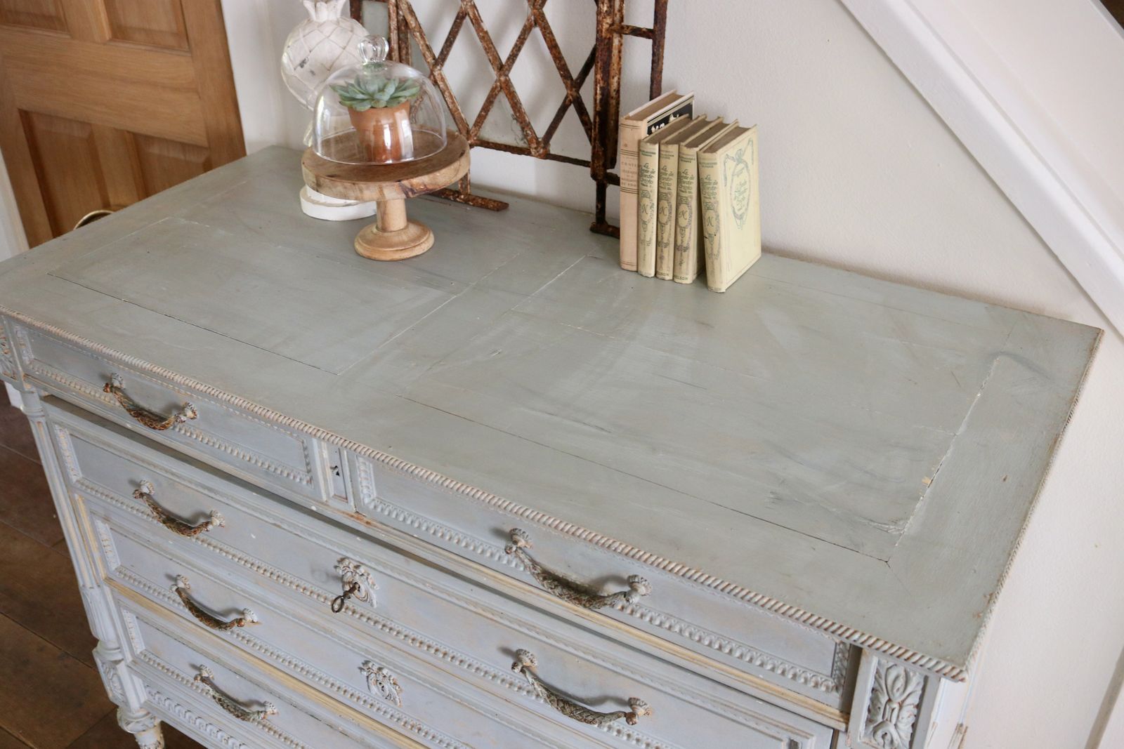 photo vinterior Beautiful French Antique Aged Chest Of Drawers