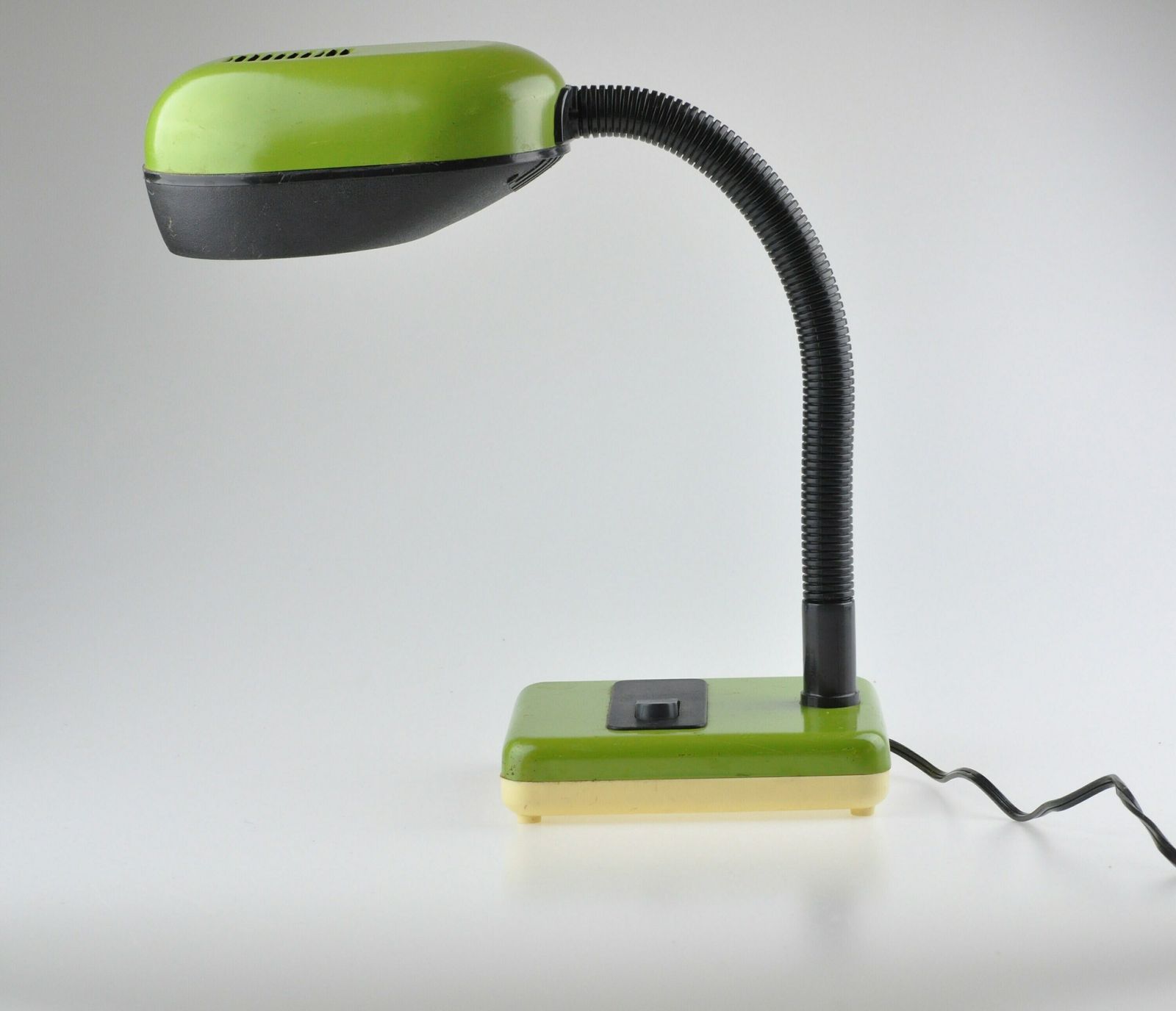 Mid Century Lamp, Table Lamp, Green Lamp, Mid Century Lighting, Desk Lamp, Retro Lamp, Vintage Lamp, Table Light, Lighting photo vinterior