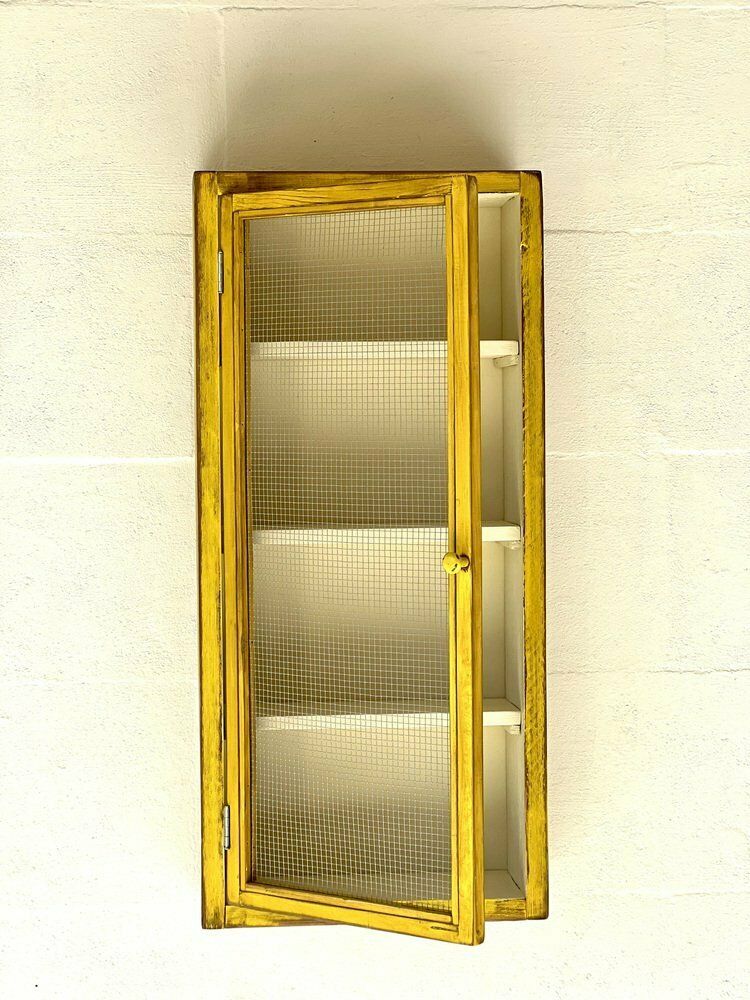 Vintage Wandkast Met Gaaswerk photo Woonaccessoires