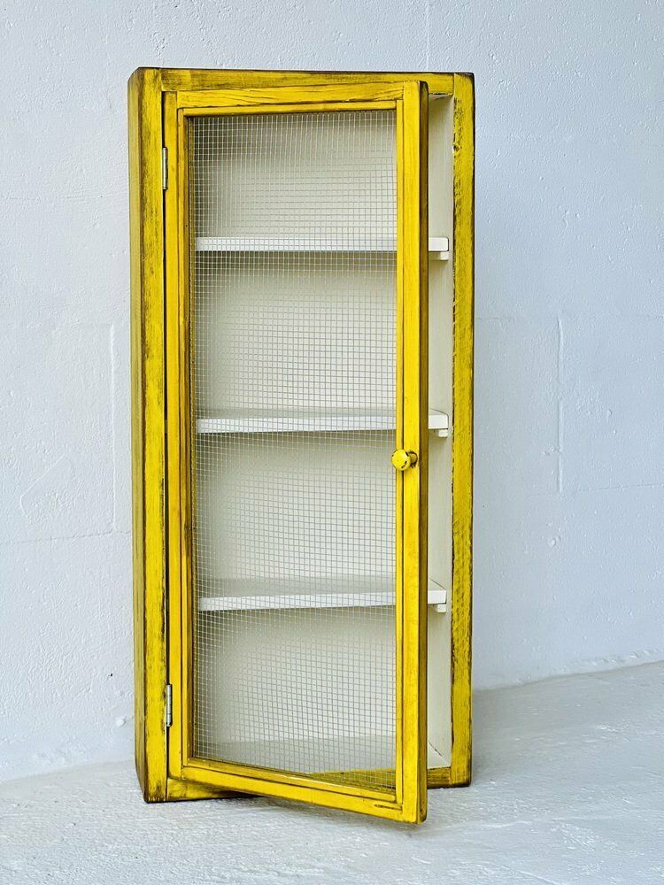 Vintage Wandkast Met Gaaswerk photo vinterior