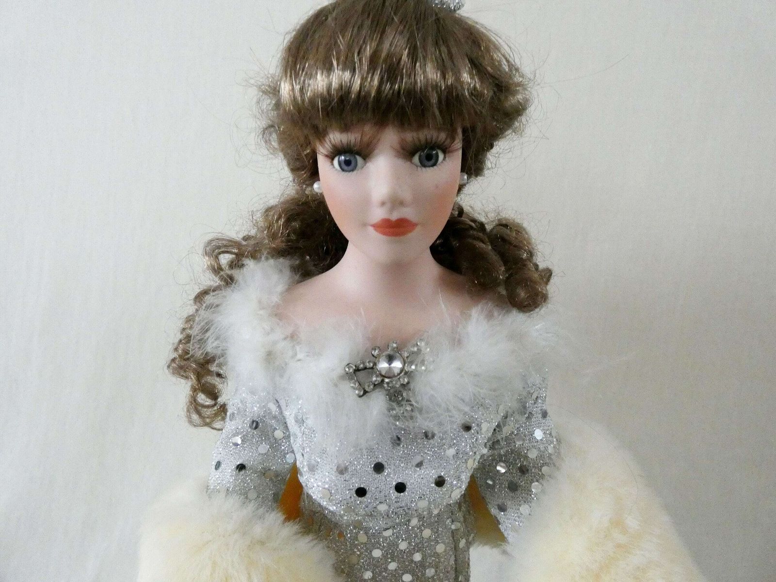 17" Vintage Franse Modepop – Porseleinen Pop Met Zilveren Paillettenjurk, Blauwe Ogen En Bruin Krullend Haar – Verzamelpop Frankrijk