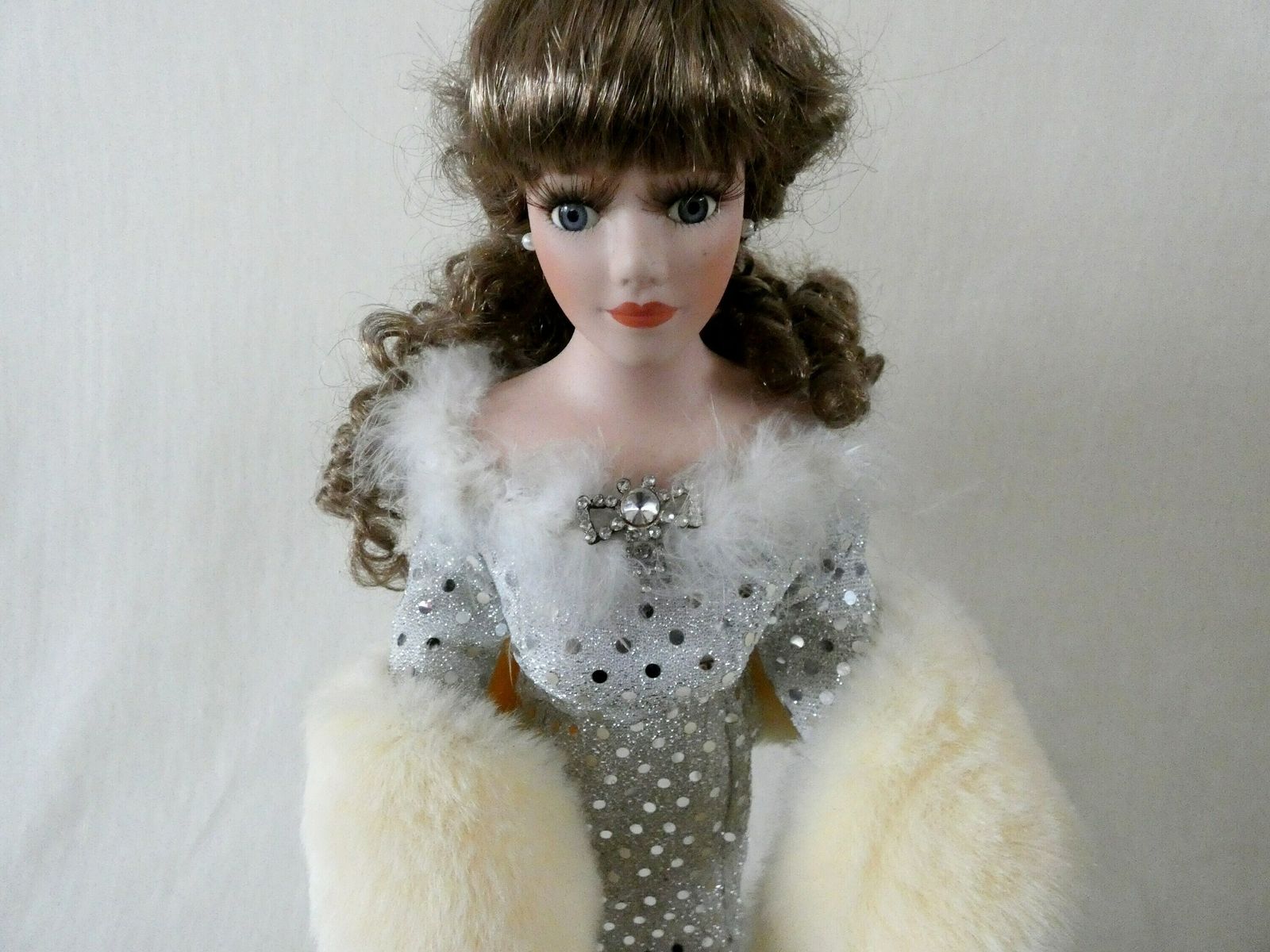 17" Vintage Franse Modepop – Porseleinen Pop Met Zilveren Paillettenjurk, Blauwe Ogen En Bruin Krullend Haar – Verzamelpop Frankrijk photo 125.0