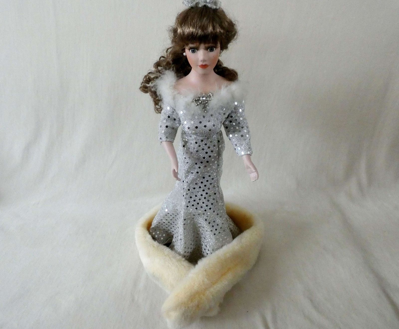 photo for sale 17" Vintage Franse Modepop – Porseleinen Pop Met Zilveren Paillettenjurk, Blauwe Ogen En Bruin Krullend Haar – Verzamelpop Frankrijk