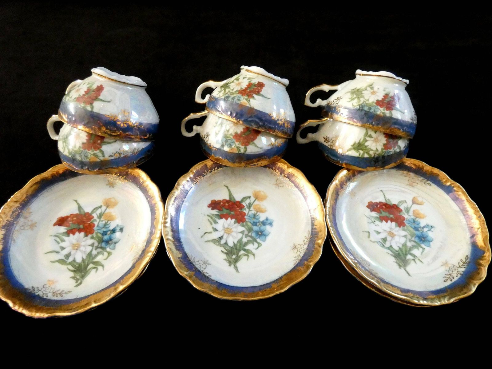 6 Antieke Franse Koffiekopjes – Demitasse Porselein Kopjes En Schoteltjes Met Gouden Rand, Blauwe, Rode En Gele Bloemen, Jaren 1920 photo for sale