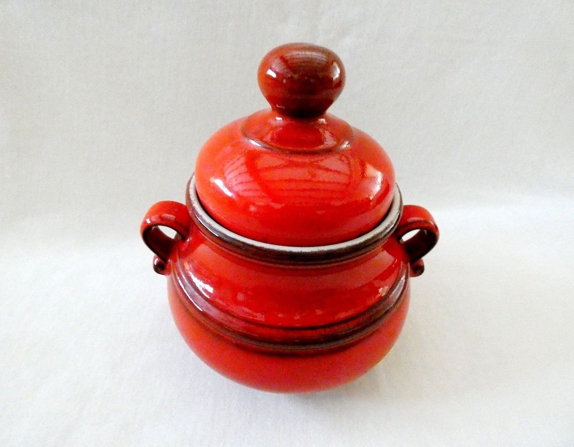 Grote Vintage Franse Terrine, Rood Keramisch Servies, Mid Century Majolica Soepterrine photo for sale