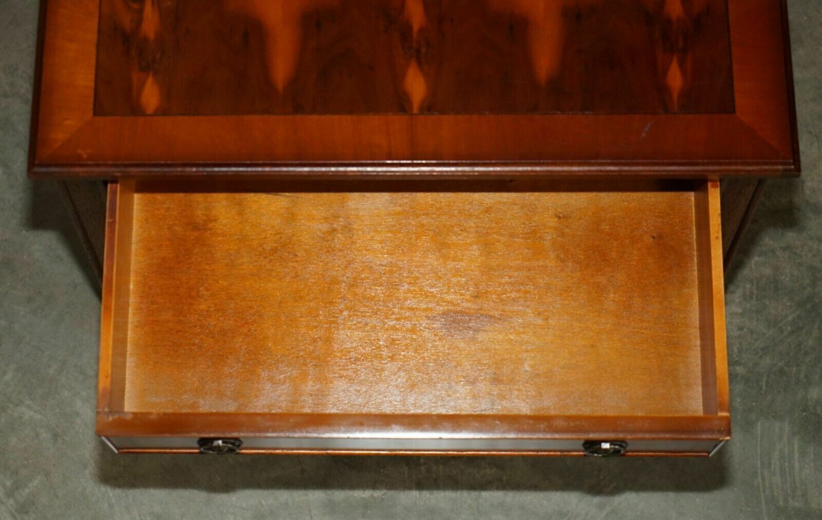photo vintage Lovely Pair Of Burr Yew Wood Side End Lamp Wine Tables With Large Single Drawers