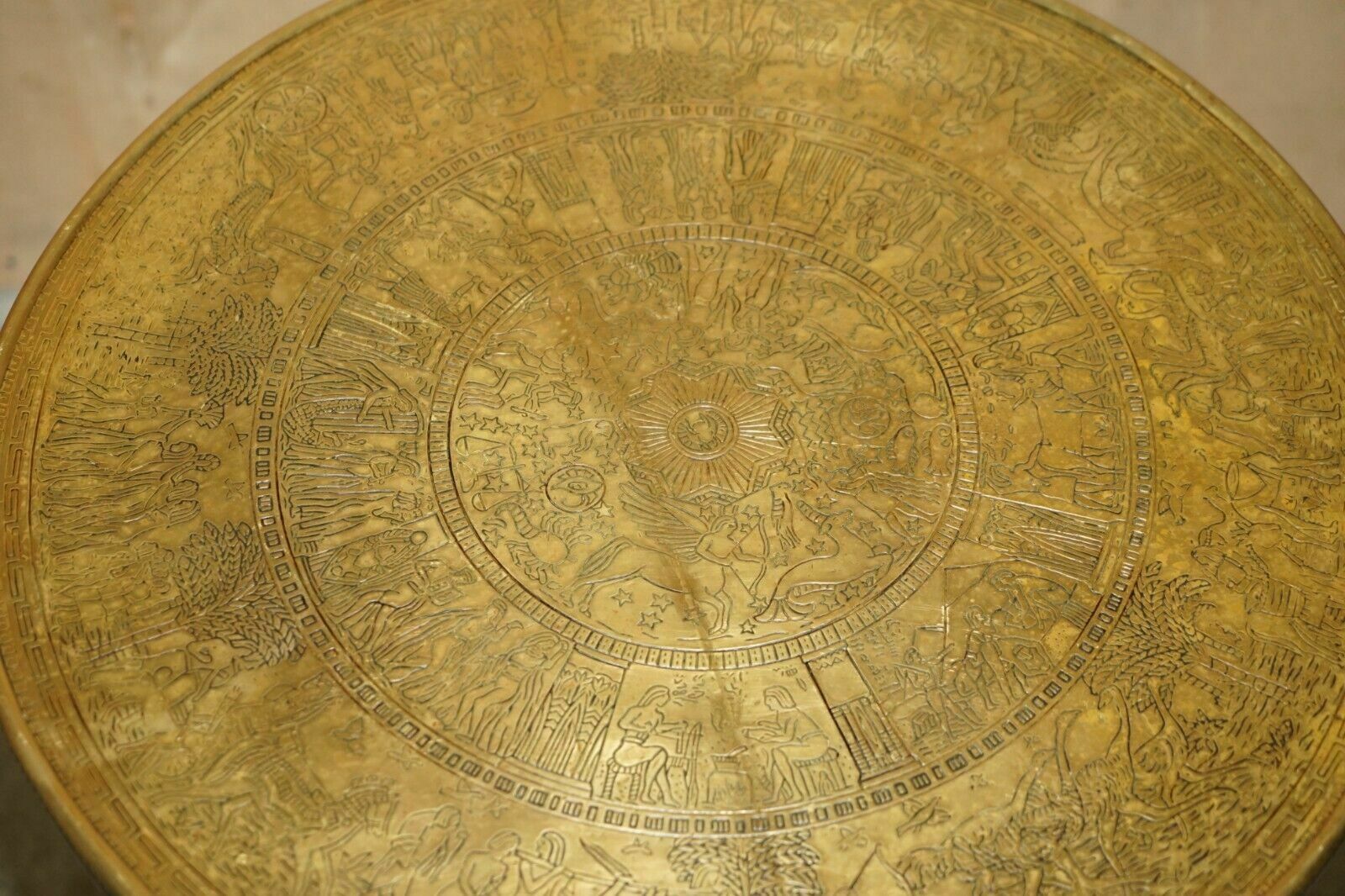 photo vintage Lovely Antique Circa 1900 Egyptian Brass Engraved Top Occasional Centre Table