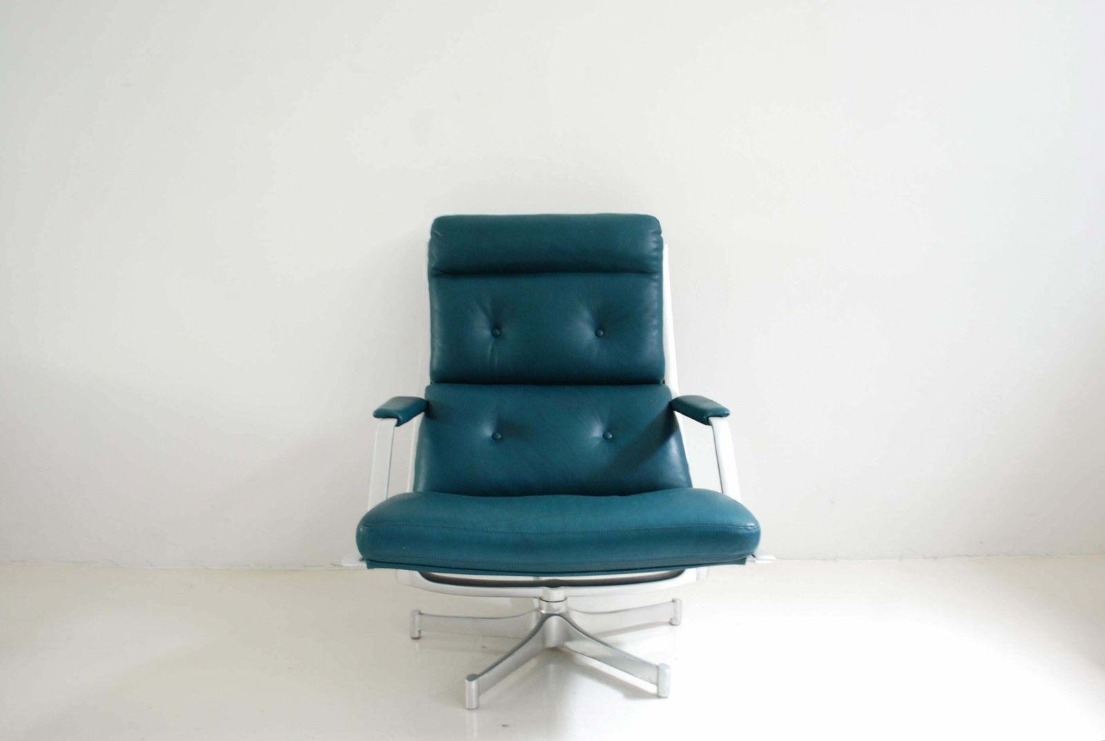photo furniture Kill International Fk 85 Lounge Chair And Ottoman Petrol By Kastholm & Fabricius