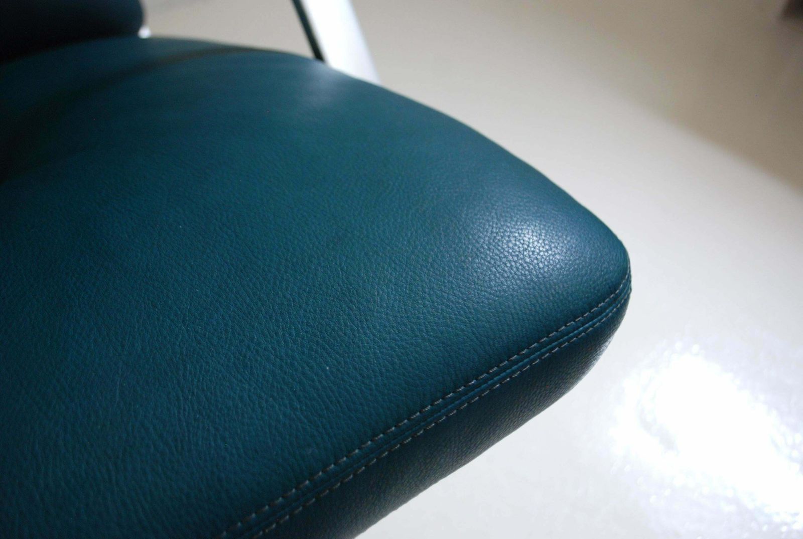 photo vinterior Kill International Fk 85 Lounge Chair And Ottoman Petrol By Kastholm & Fabricius