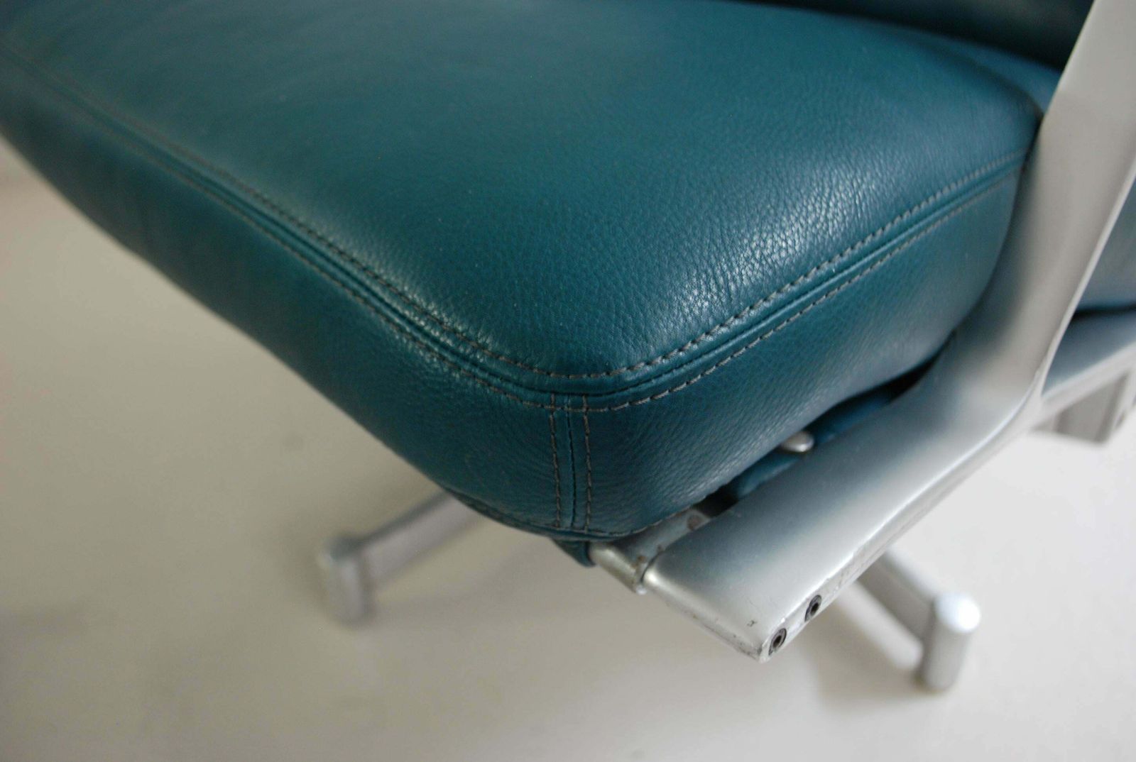 photo buy Kill International Fk 85 Lounge Chair And Ottoman Petrol By Kastholm & Fabricius