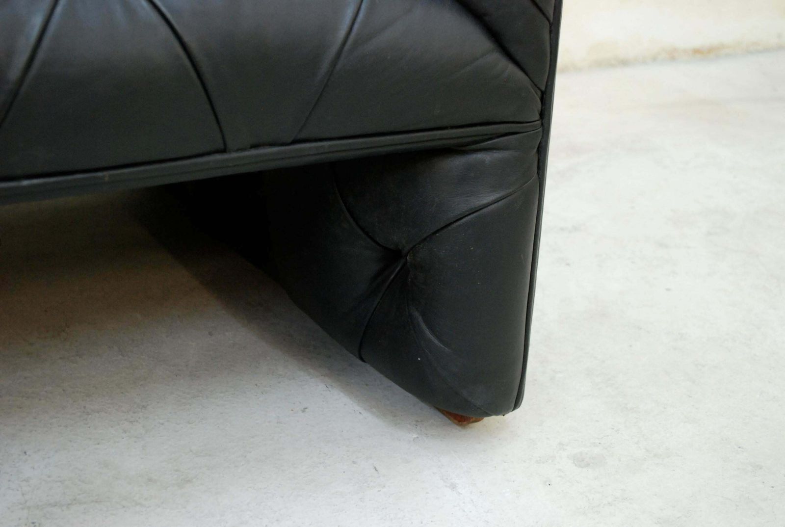 photo furniture Wittmann Black Leather Sofa Model Edwards Design By Eward B. Tuttle