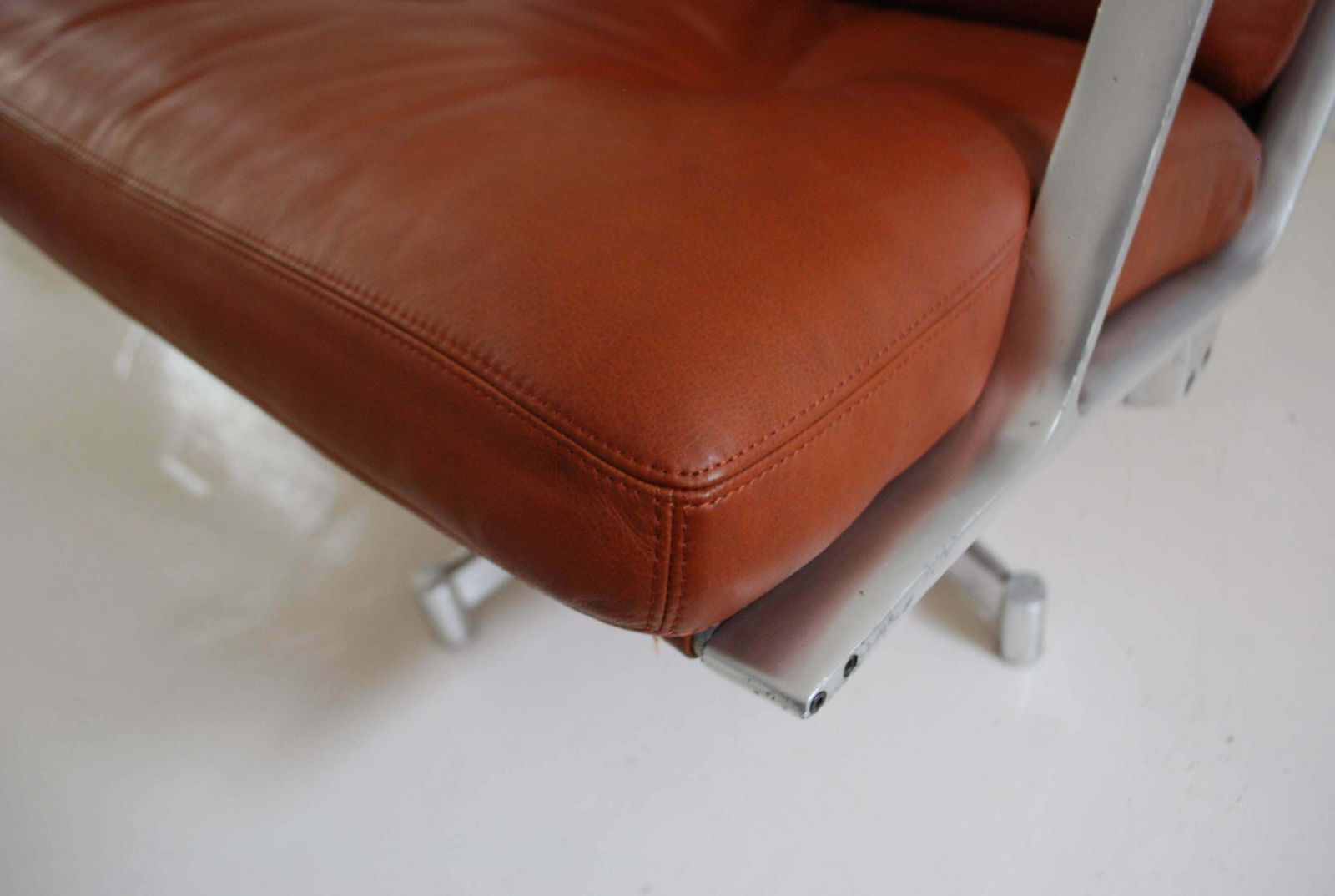 photo for sale Kill International Fk 85 Lounge Chair Red Cognac By Kastholm & Fabricius