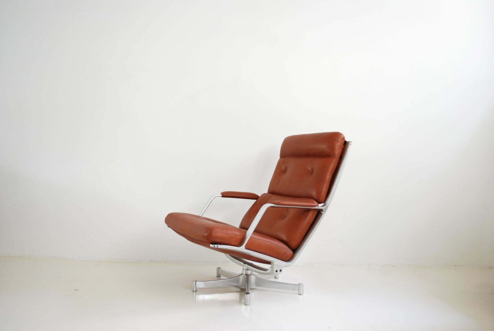 photo vintage Kill International Fk 85 Lounge Chair Red Cognac By Kastholm & Fabricius