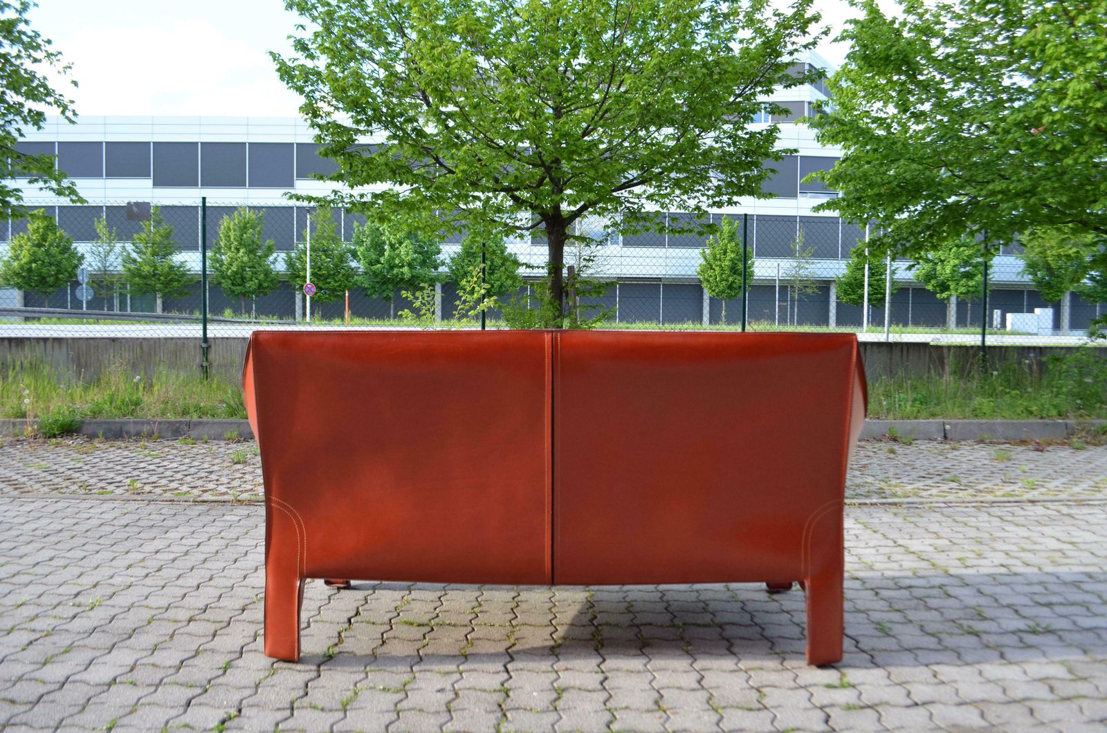 Cassina Taxi 415 Neck Saddle Leather Sofa China Red / Ox Red photo 9551.0
