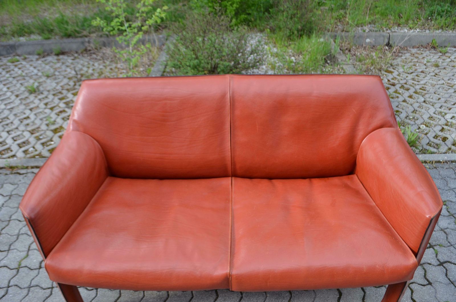 Cassina Taxi 415 Neck Saddle Leather Sofa China Red / Ox Red photo vinterior