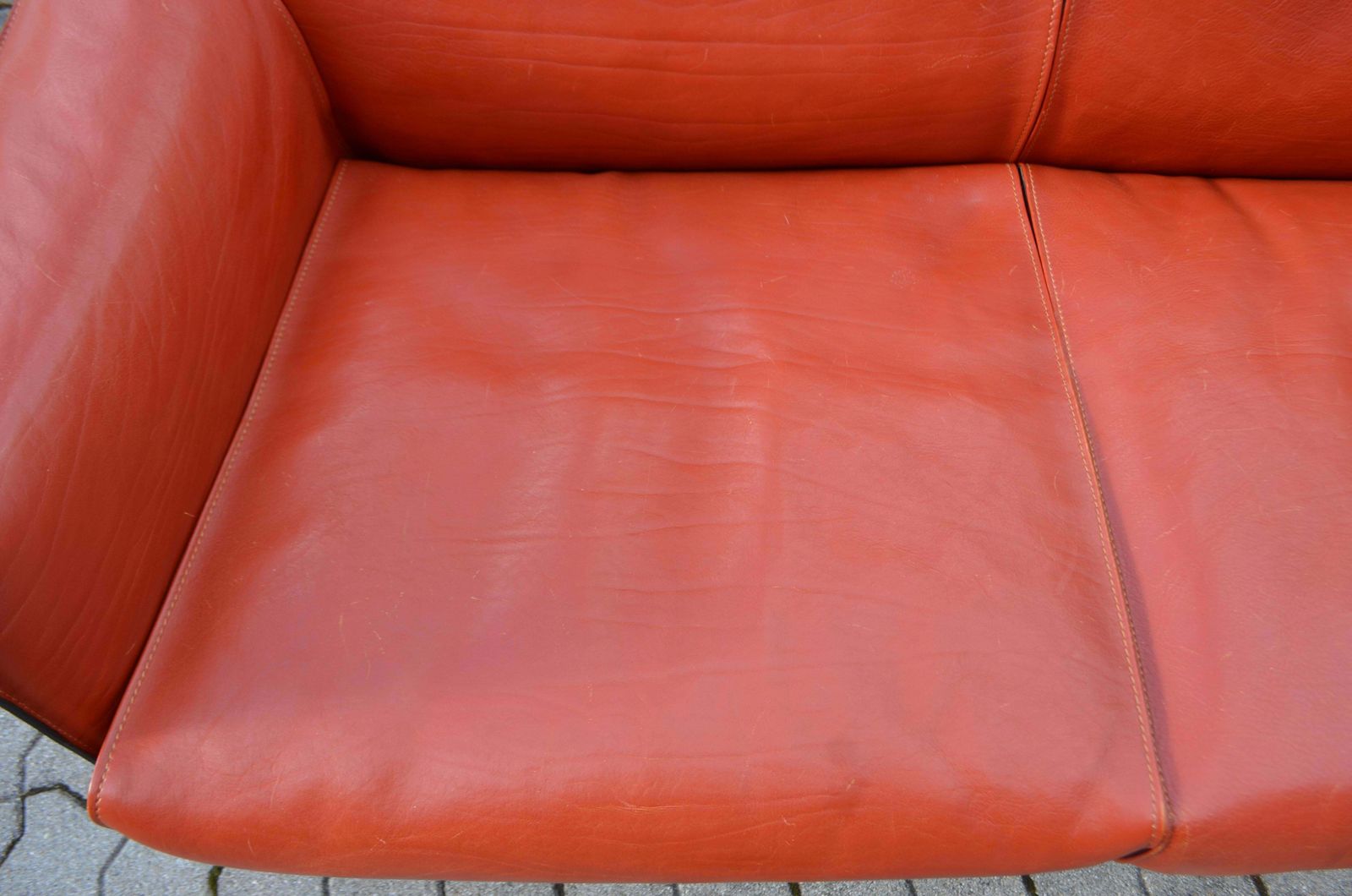 Cassina Taxi 415 Neck Saddle Leather Sofa China Red / Ox Red photo buy