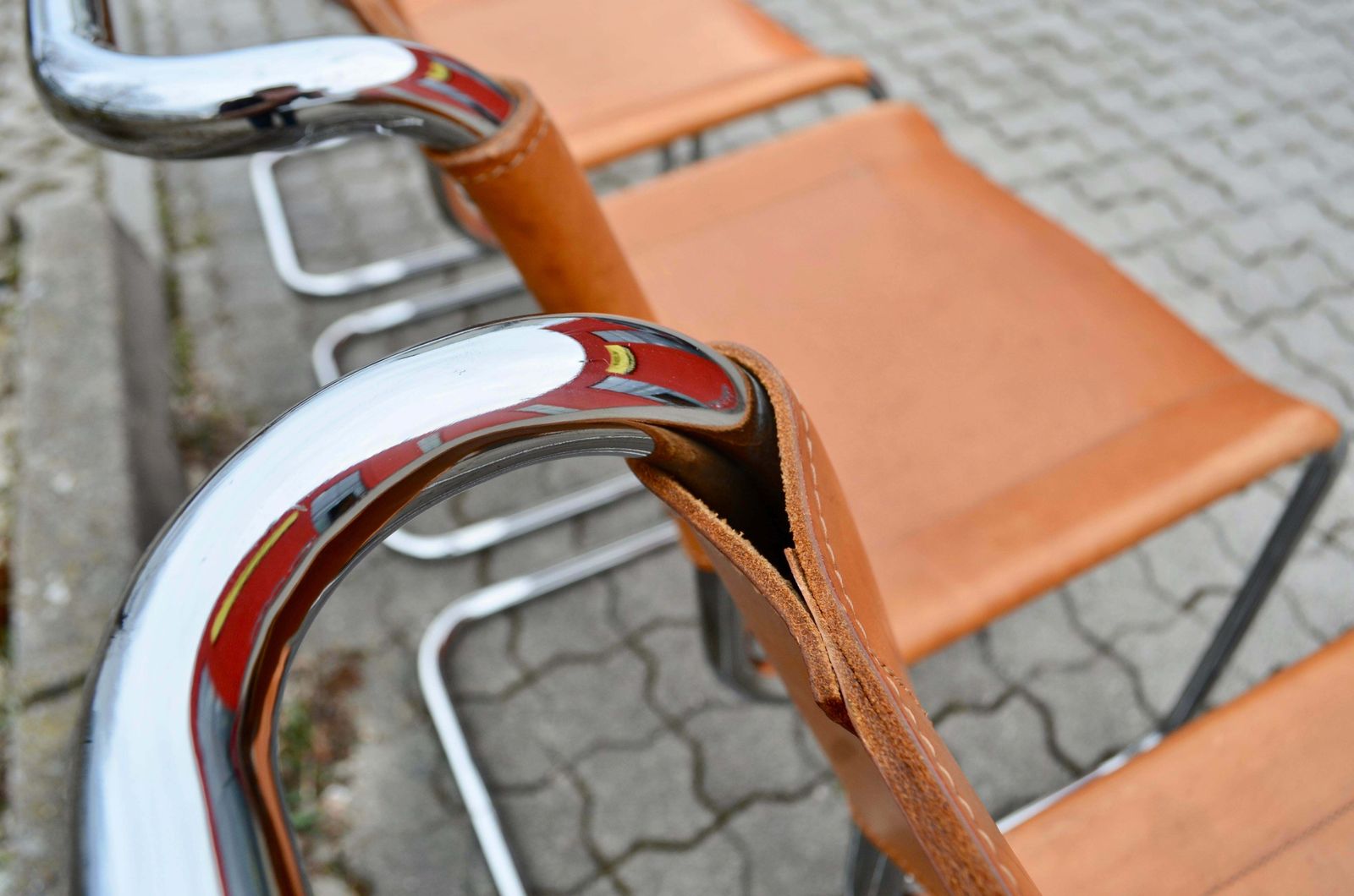 photo vintage Thonet S 33 Vintage Cognac Vegetal Leather Chairs Mart Stam Cantilever Set Of 4