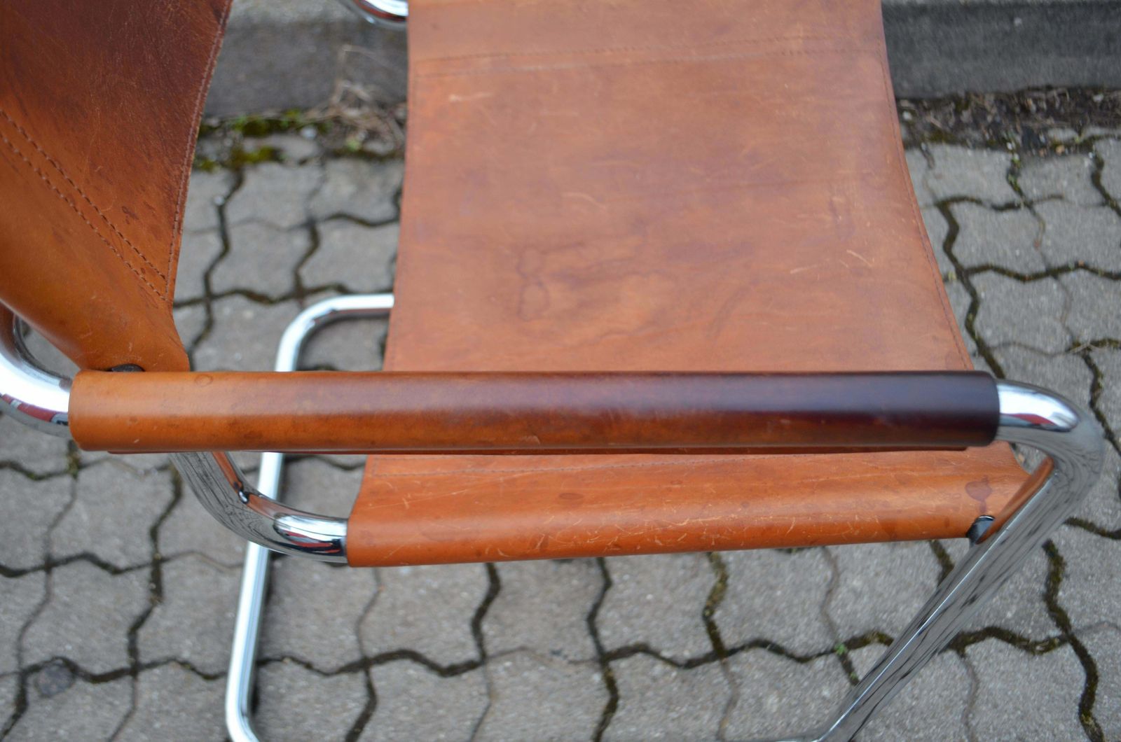 photo furniture Vintage Italy Cognac Vegetal Leather Dining Chairs Armchairs Cantilever Set Of 6