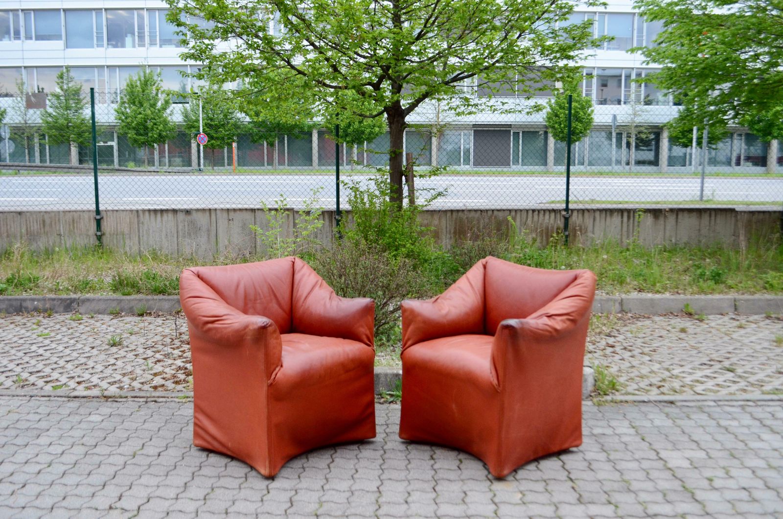 Cassina Model Tentazione Mario Bellini Small Armchair Chair Oxred Leather photo furniture