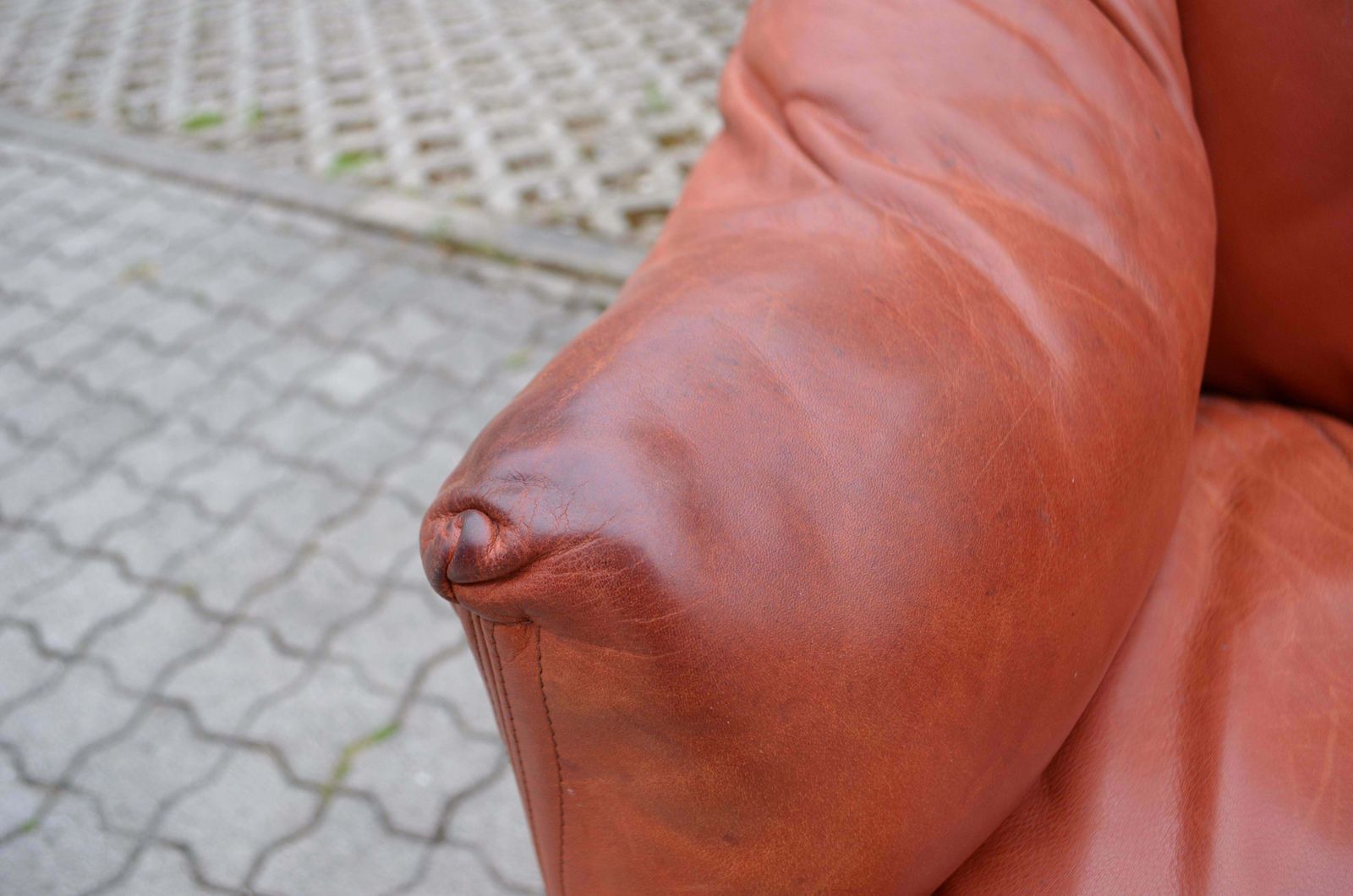 Cassina Model Tentazione Mario Bellini Small Armchair Chair Oxred Leather photo vintage