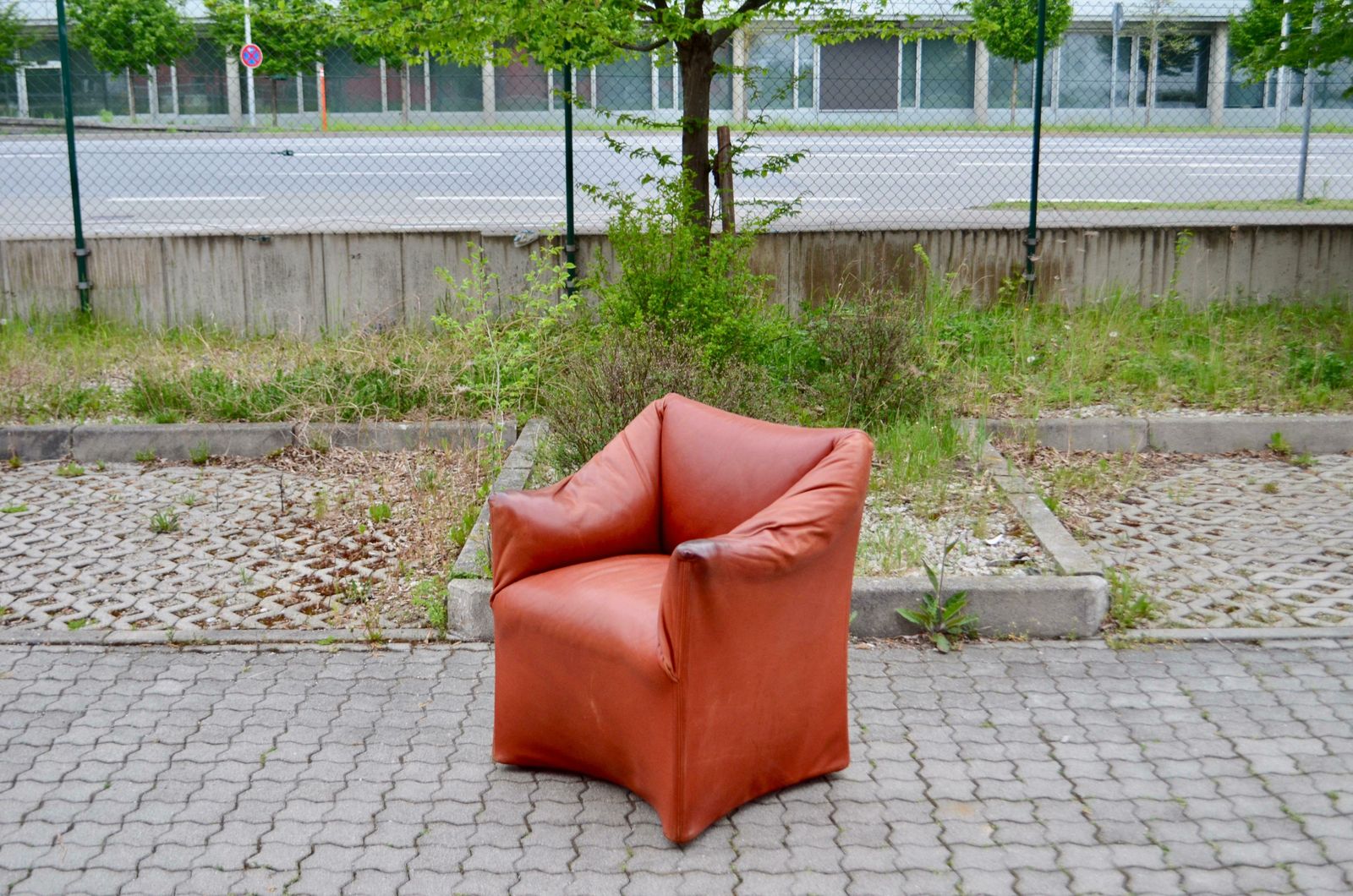 photo buy Cassina Model Tentazione Mario Bellini Small Armchair Chair Oxred Leather