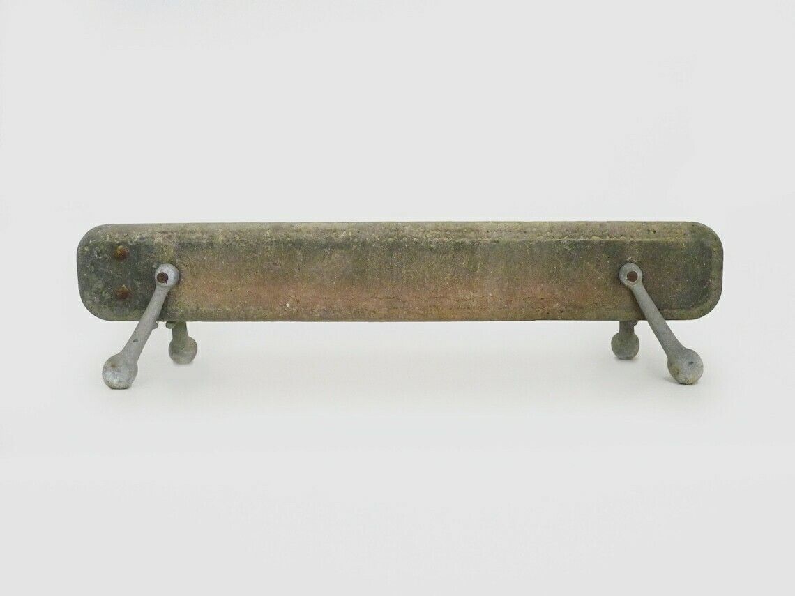 Barre de cheminée en béton et socle en fonte. Ancien radiateur électrique. photo 516.88