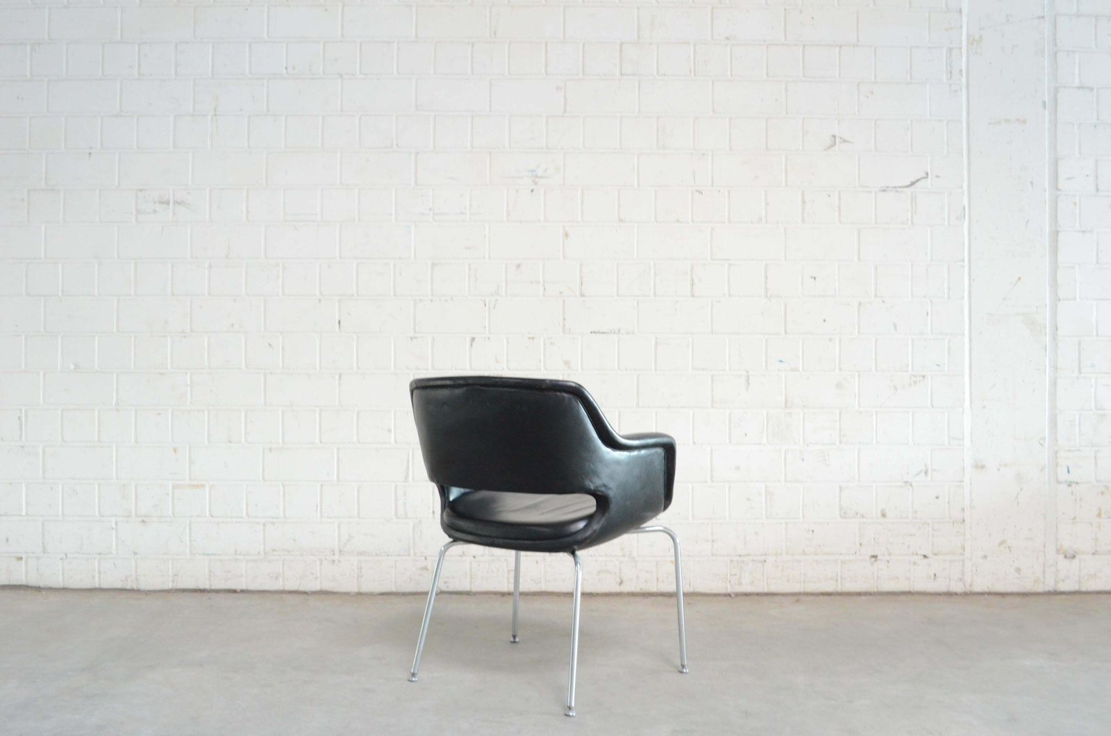 photo buy Olli Mannermaa 3 Leather Kilta Chair By Eugen Schmidt & Cassina Martela