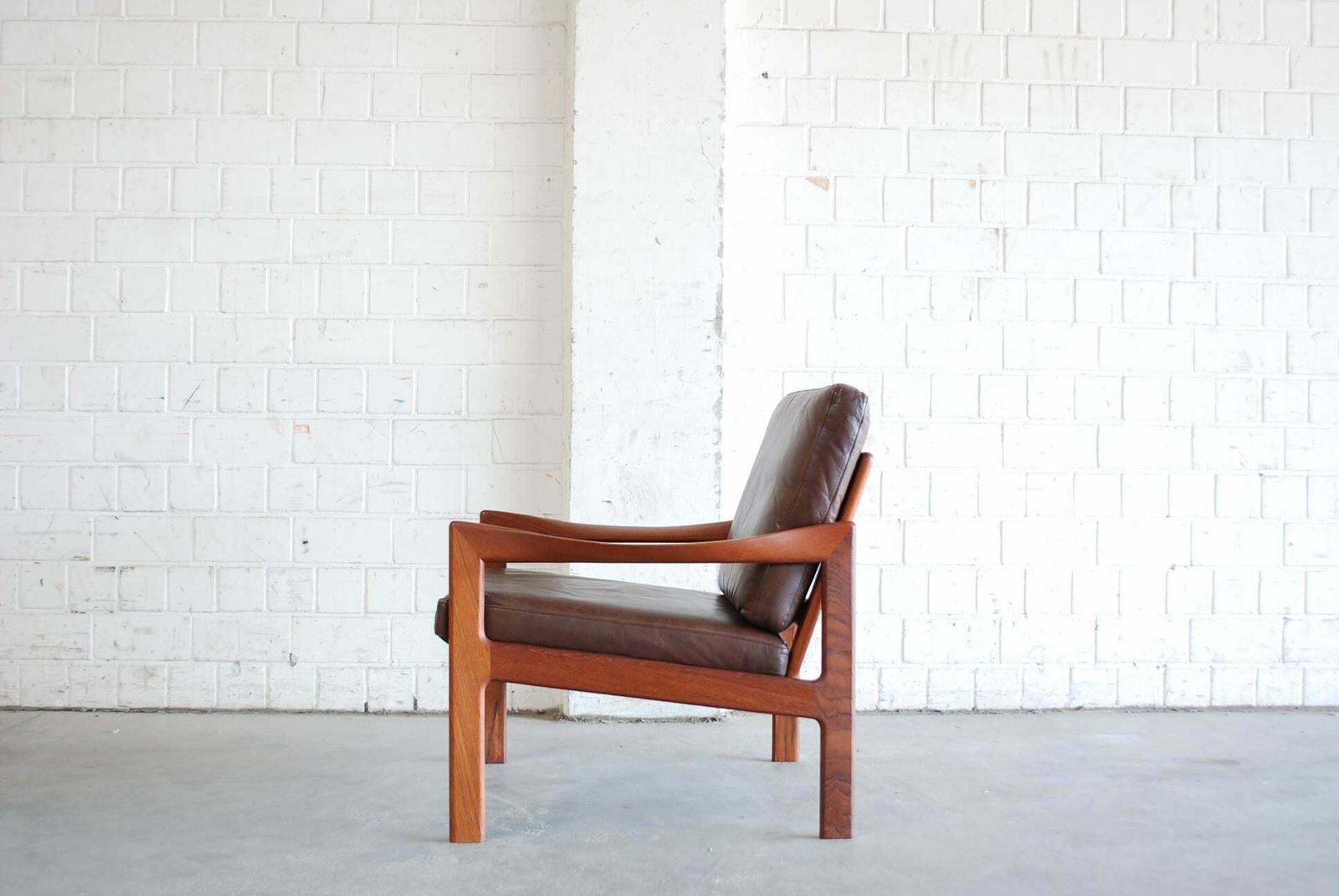 photo furniture Illum Wikkelsø Leather Armchair Chair Brown Niels Eilersen