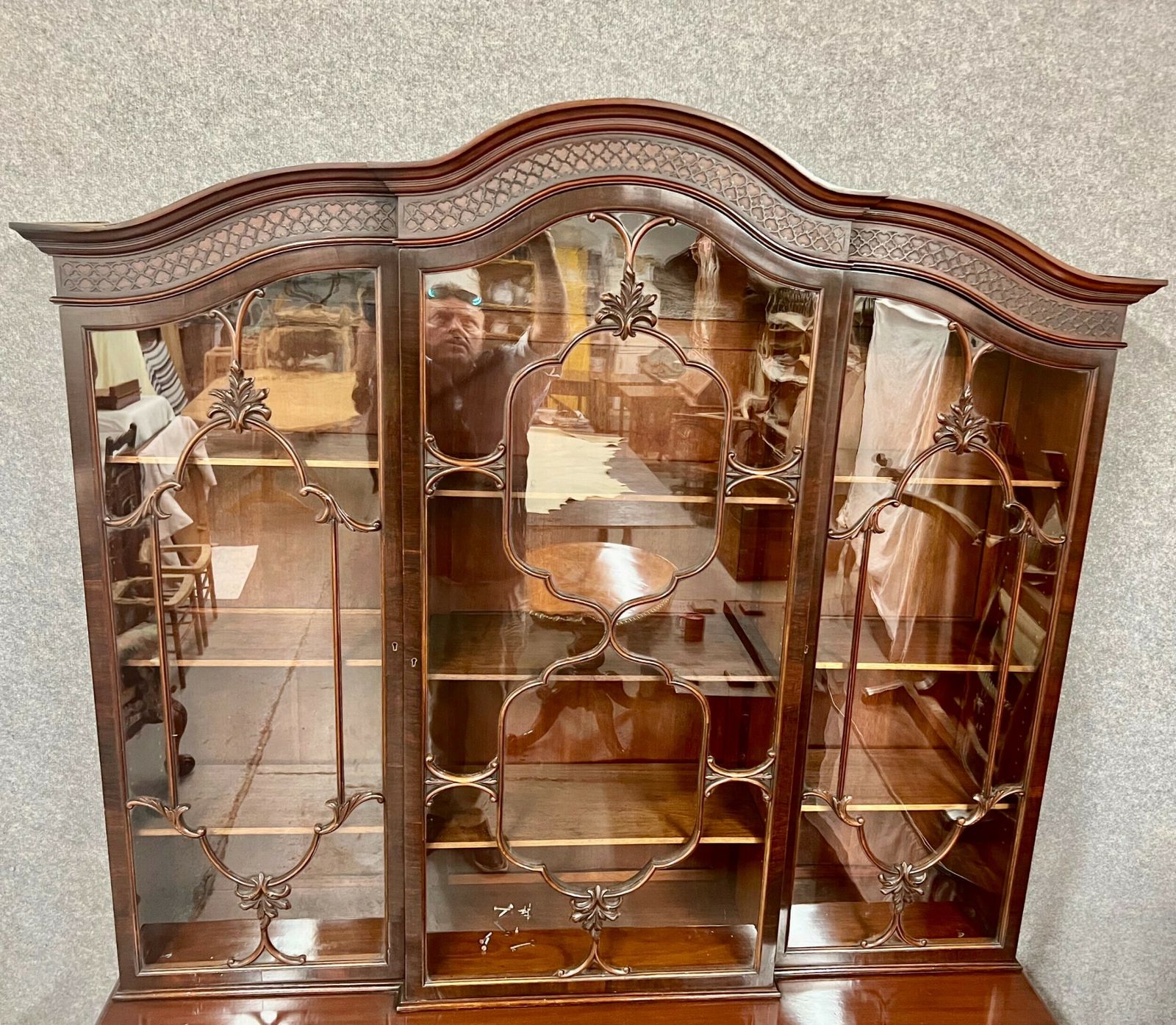 Good Quality Antique Mahogany Breakfront Bookcase. photo vinterior
