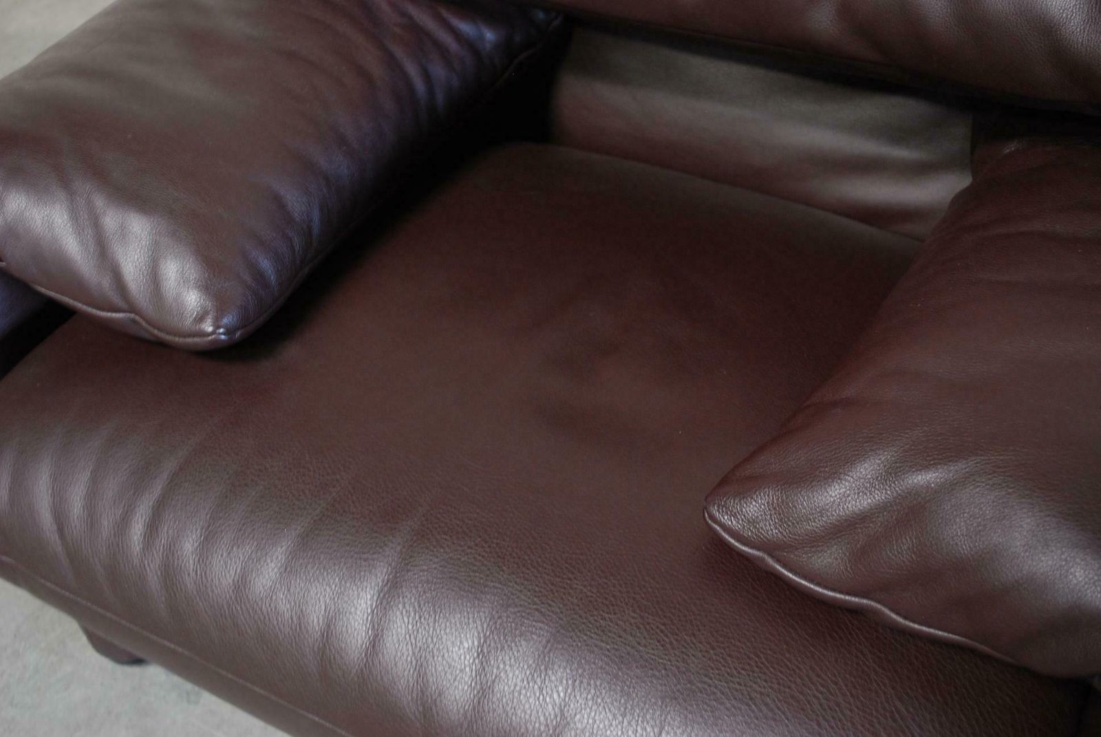 photo vintage Cassina Maralunga Ensemble Leather Sofa And 2 Chairs And 1 Ottoman