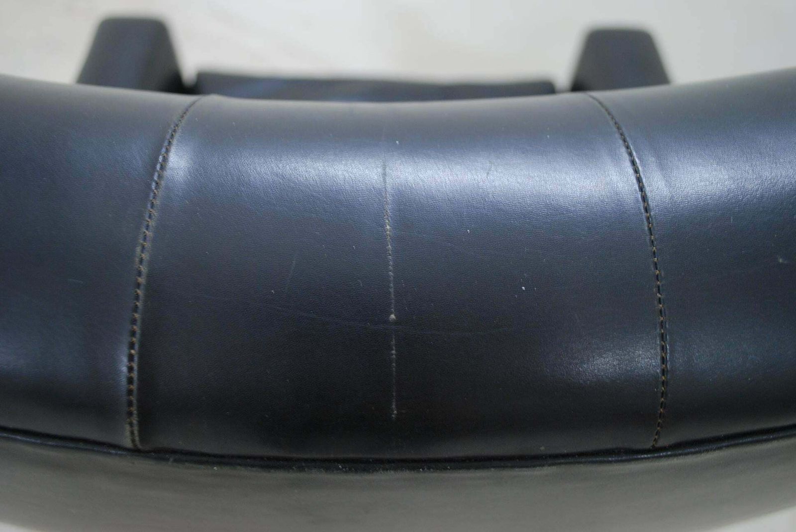 photo furniture Vejen Polster Mobelfabrik Papa Bear Wingback Black Leather Lounge Chair